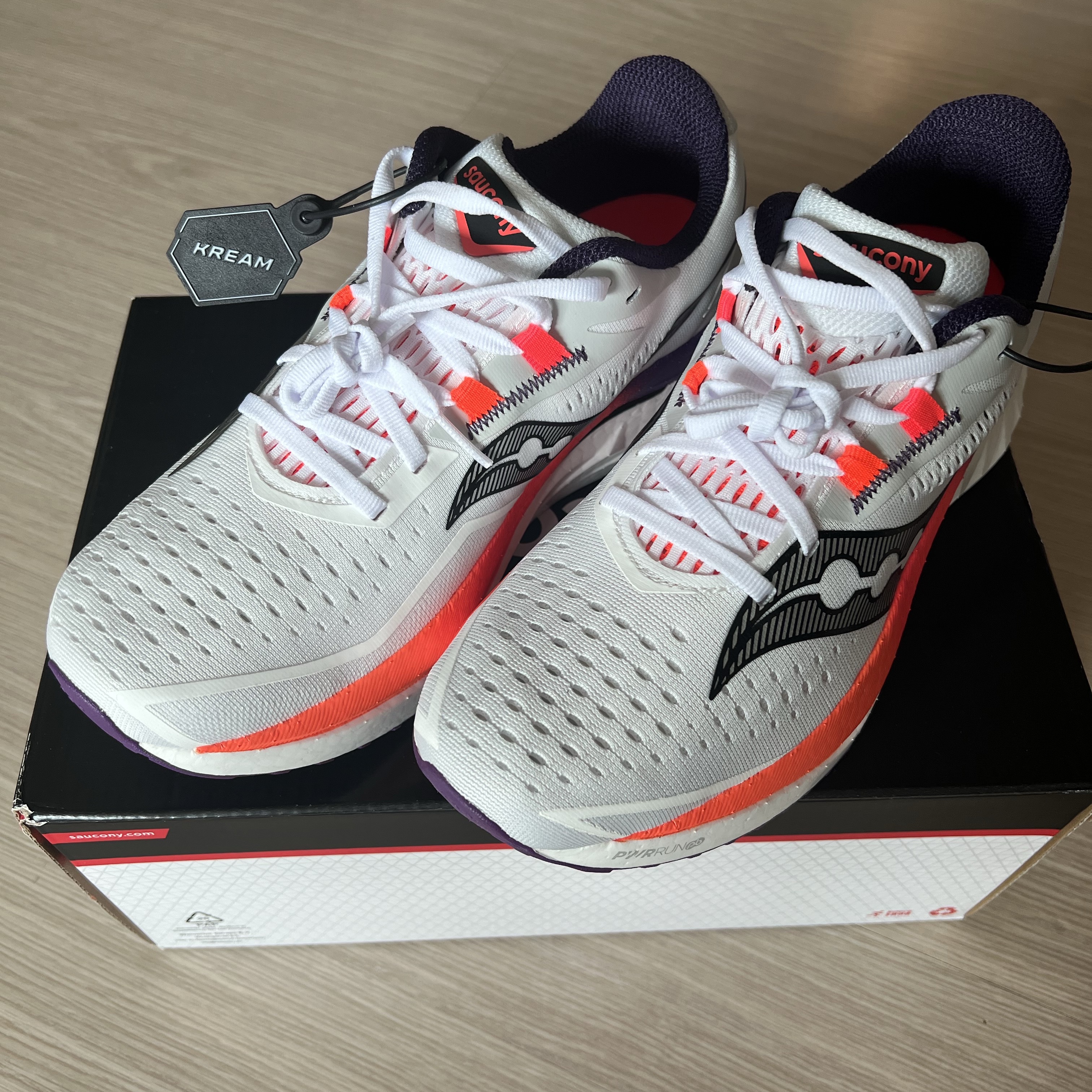 Saucony Endorphin Speed 4 White Viziorange 착용 스타일