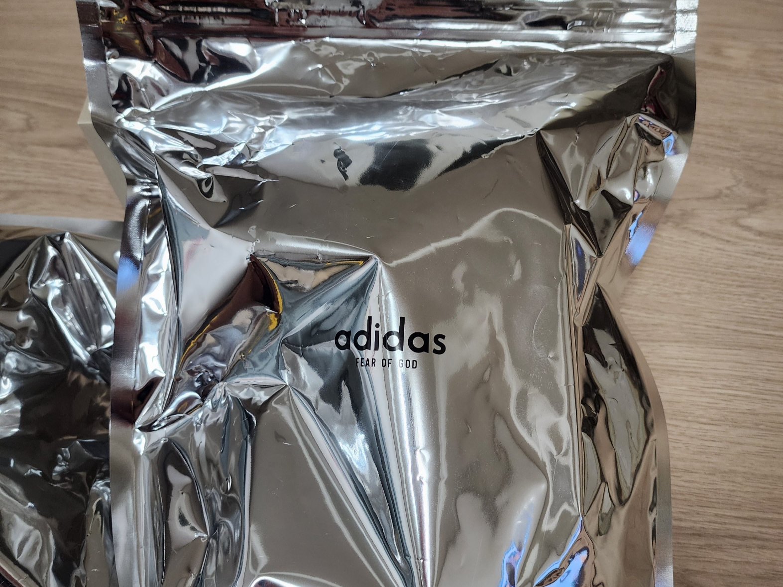 Adidas x Fear of God Athletics I Basketball Sesame Carbon 착용 스타일 - 2