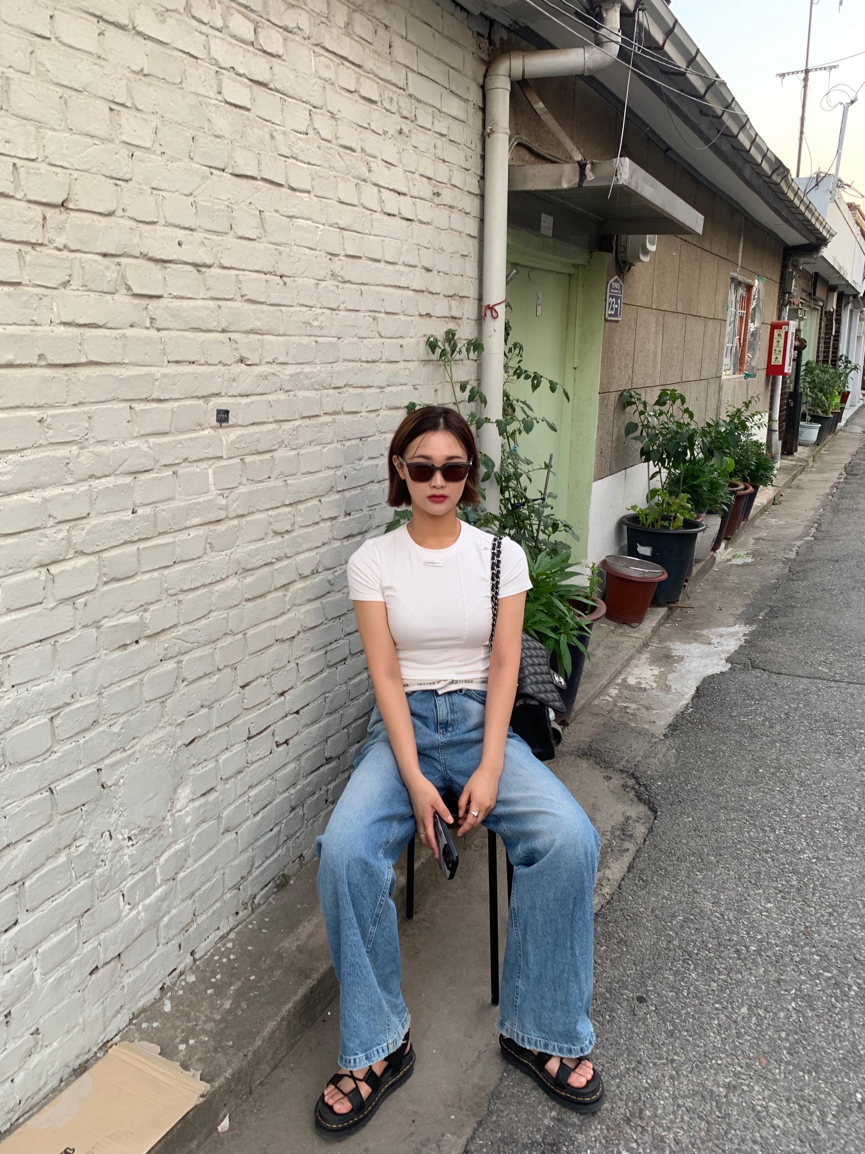 Chanel Large Classic Handbag Grained Calfskin & Silver Black, Dr. Martens Women Nartilla Athena Leather Gladiator Platform Sandals Black 착용 스타일 - 2