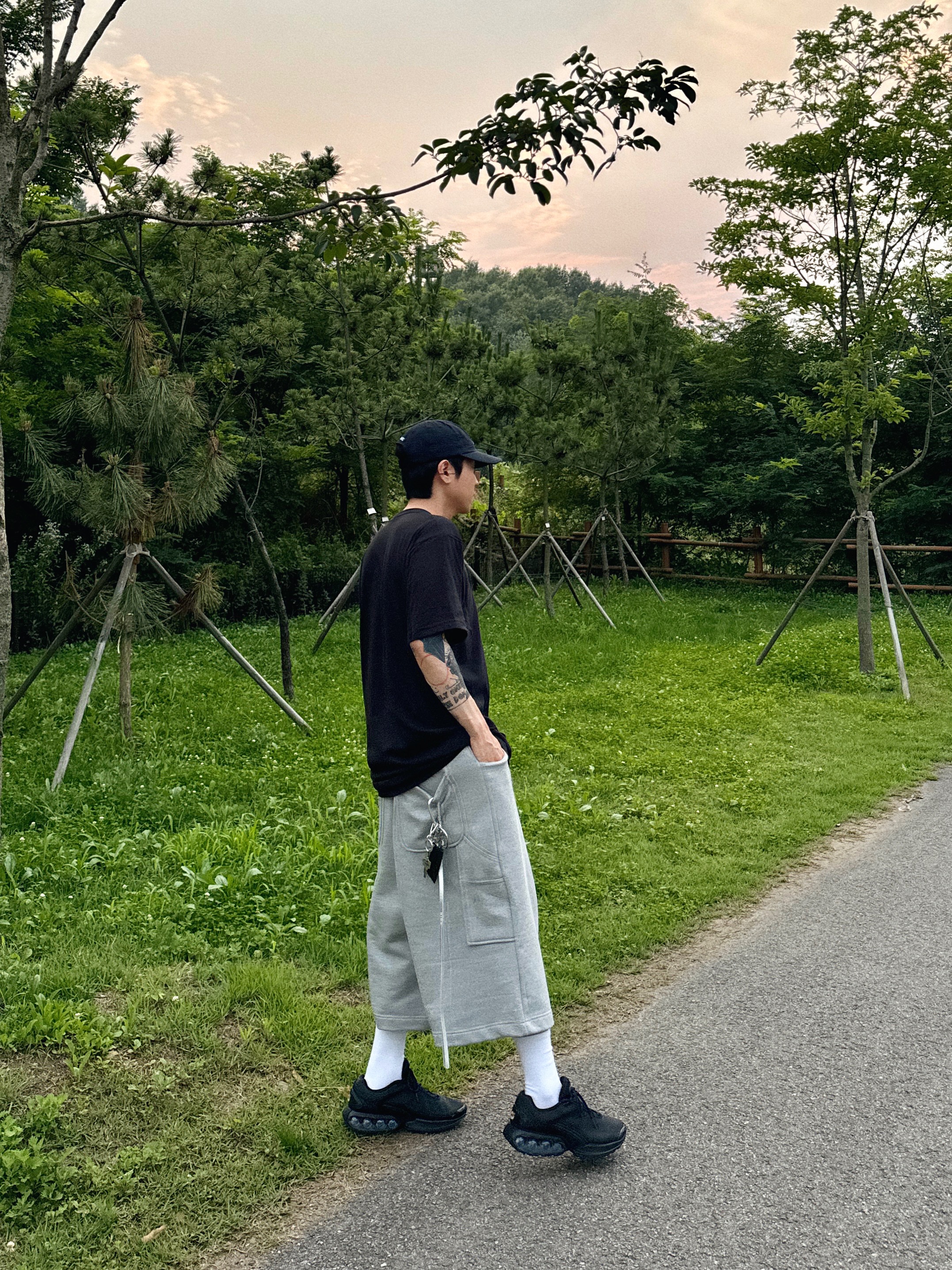 Supreme Box Logo T-Shirt Black - 23FW, Supreme Seersucker S Logo 6-Panel Black - 24SS 착용 스타일 - 2