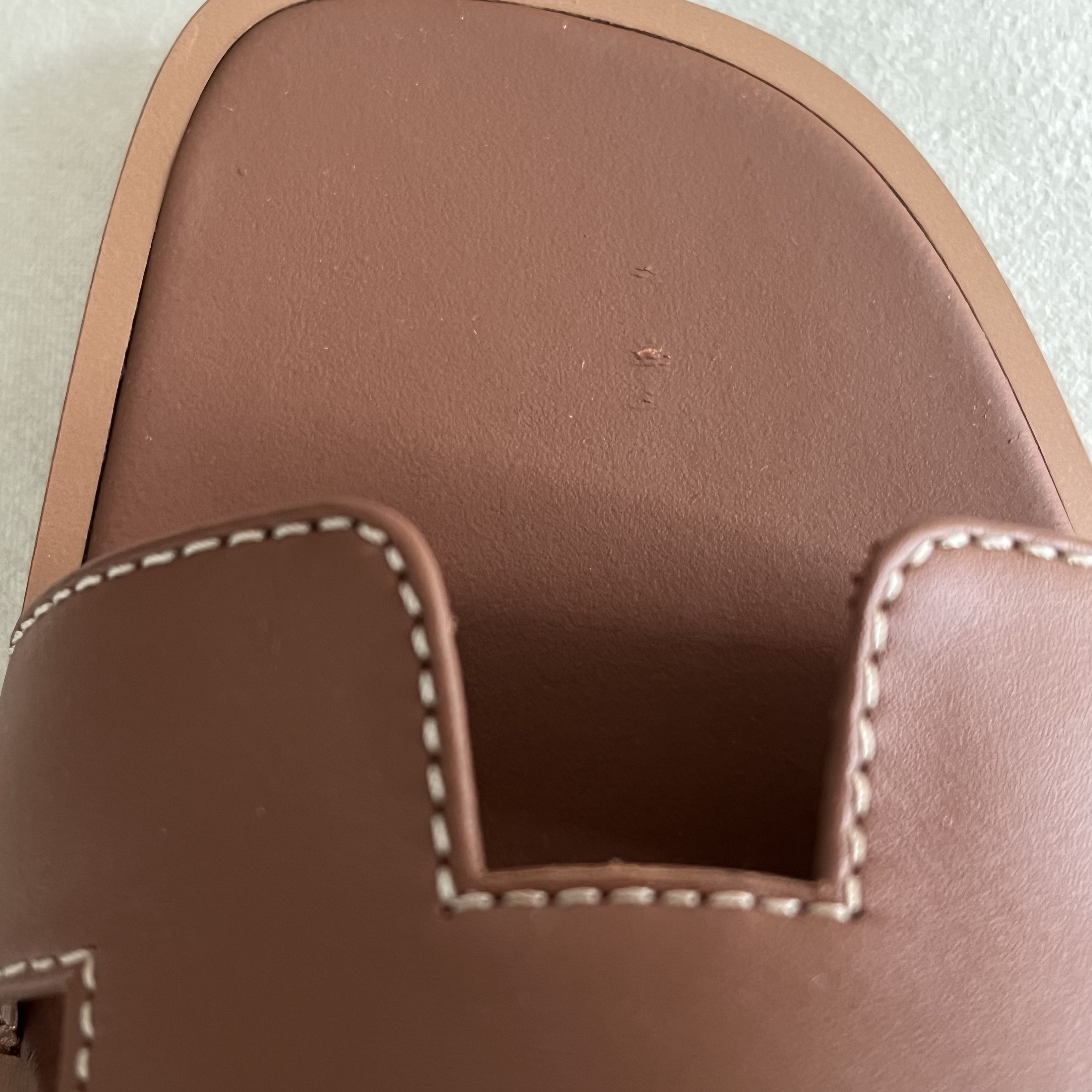(W) Hermes Oran Sandal Calfskin & Gold Piqures Ecrues 착용 스타일 - 1