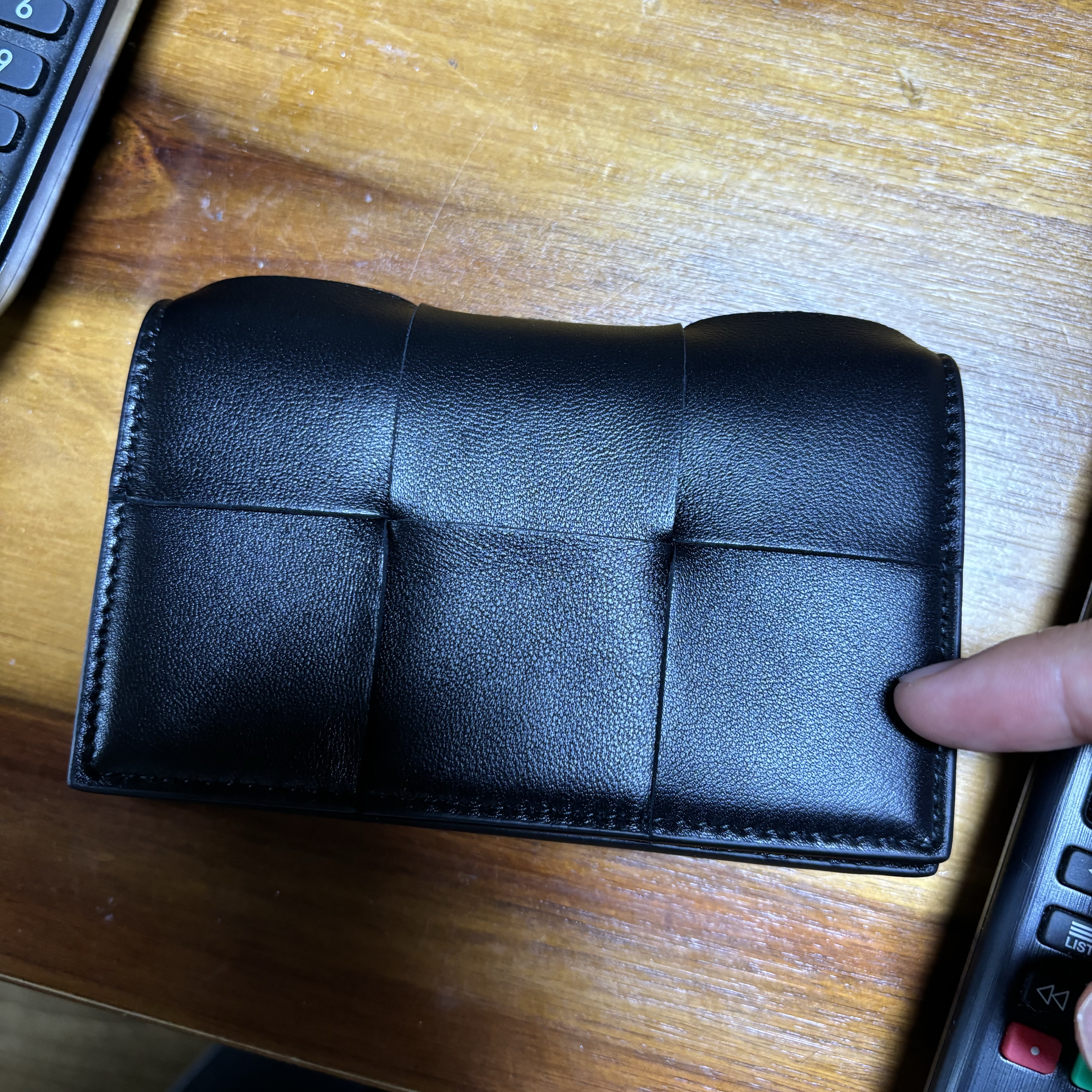 Bottega Veneta Cassette Business Card Case Black 착용 스타일 - 3
