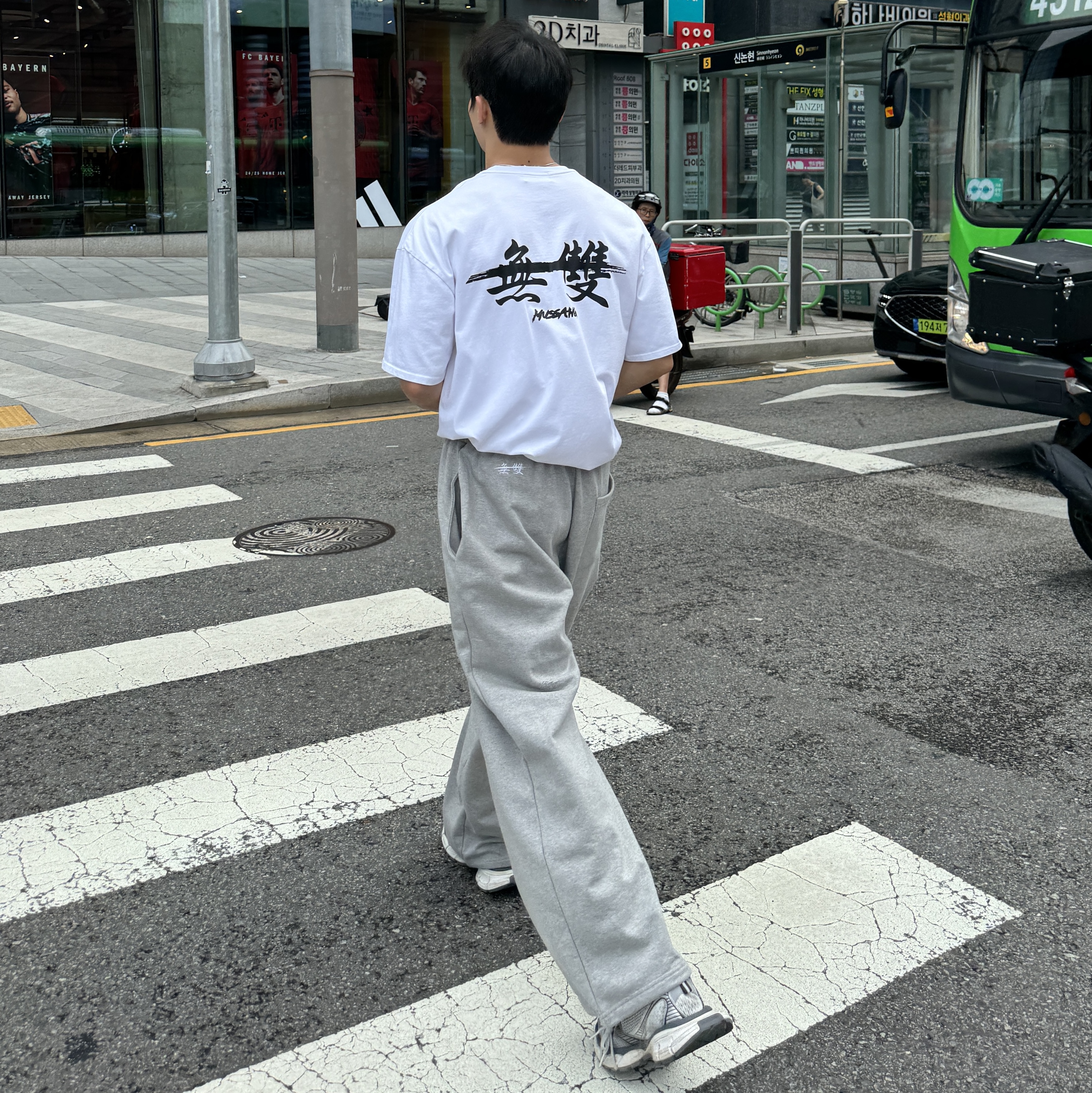 Balenciaga 3XL Sneakers Grey White Red, Stussy Basic Stussy T-Shirt White 2024, 2025 착용 스타일
