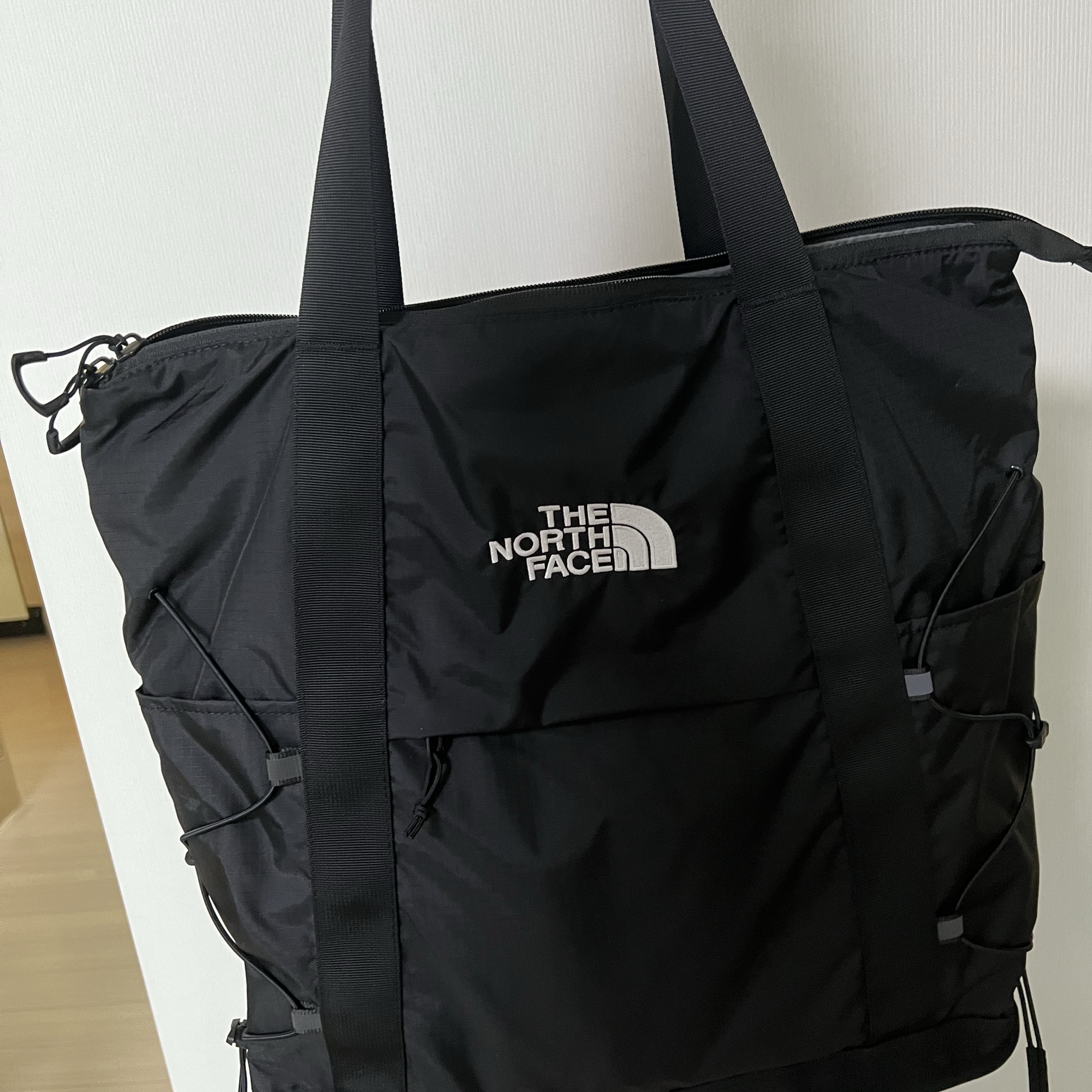 The North Face Borealis Tote Bag Black 착용 스타일