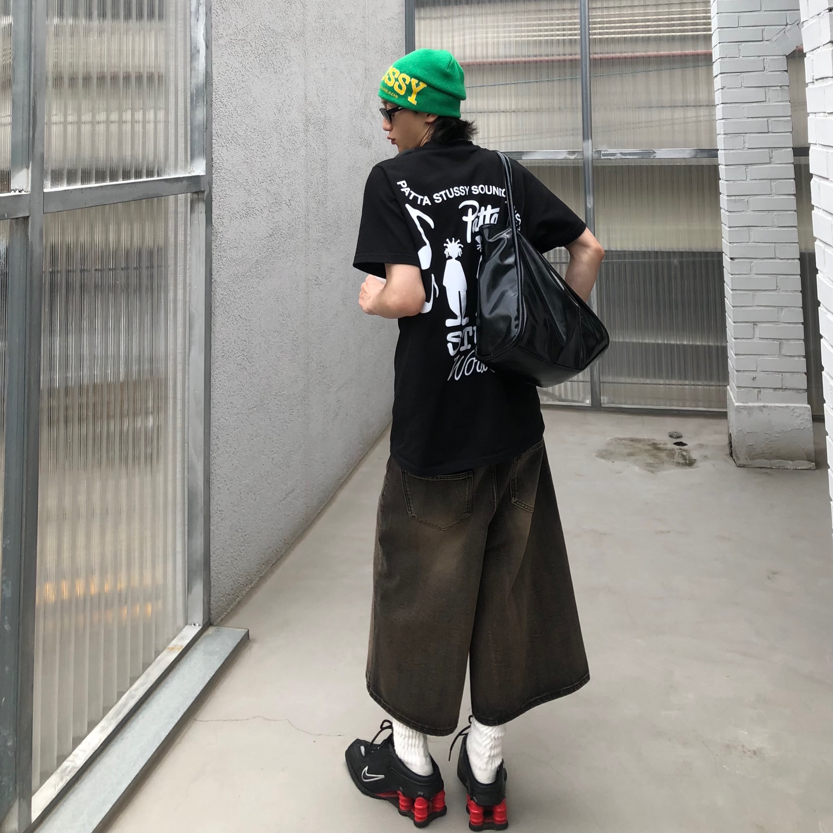 Stussy x Patta Sound Connection T-Shirt Black 착용 스타일 - 2