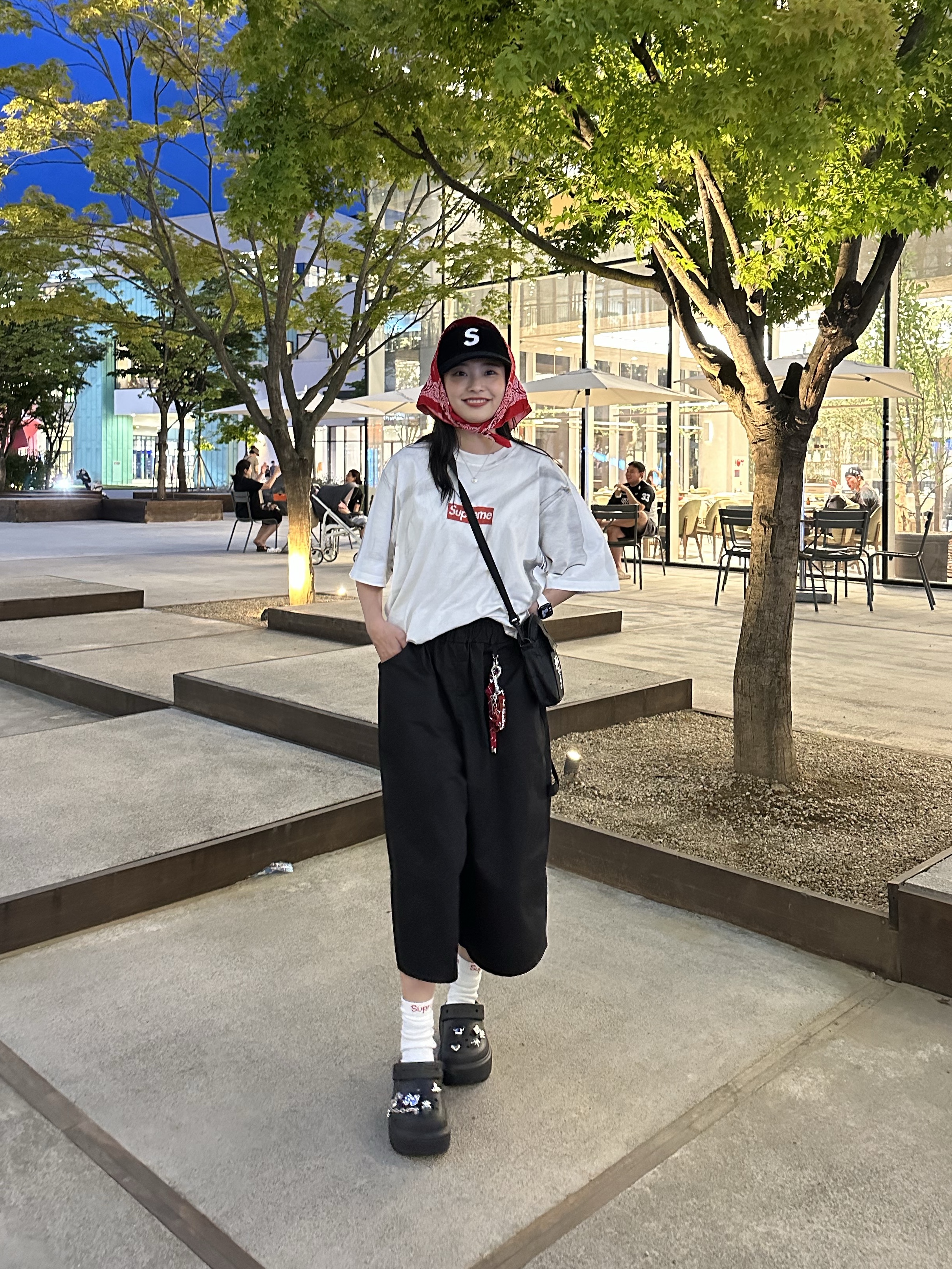Supreme x MM6 Maison Margiela Box Logo T-Shirt White - 24SS, Crocs Stomp Clog Black 착용 스타일 - 3