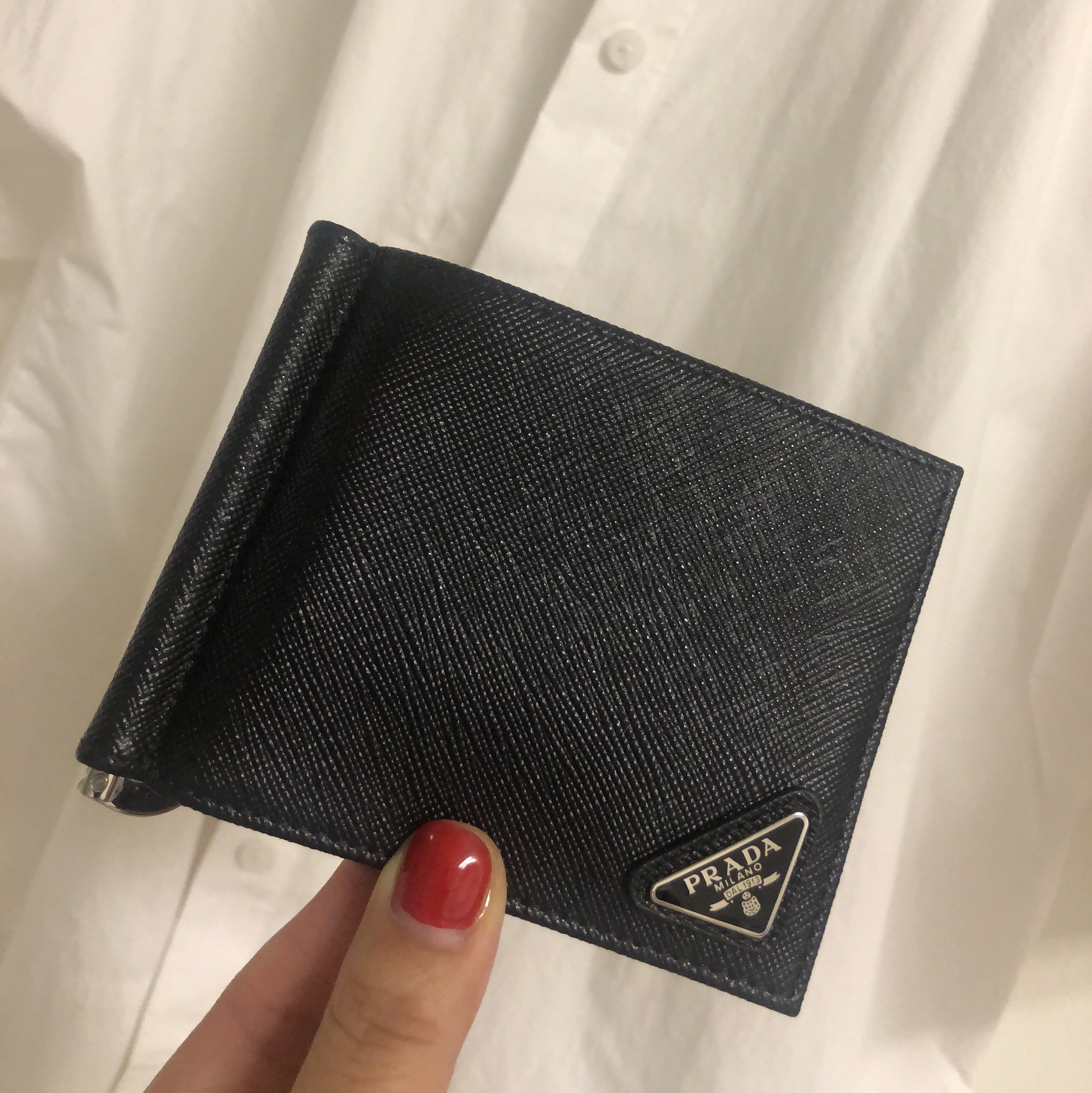 Prada Saffiano Leather Money Clip Wallet Black 착용 스타일