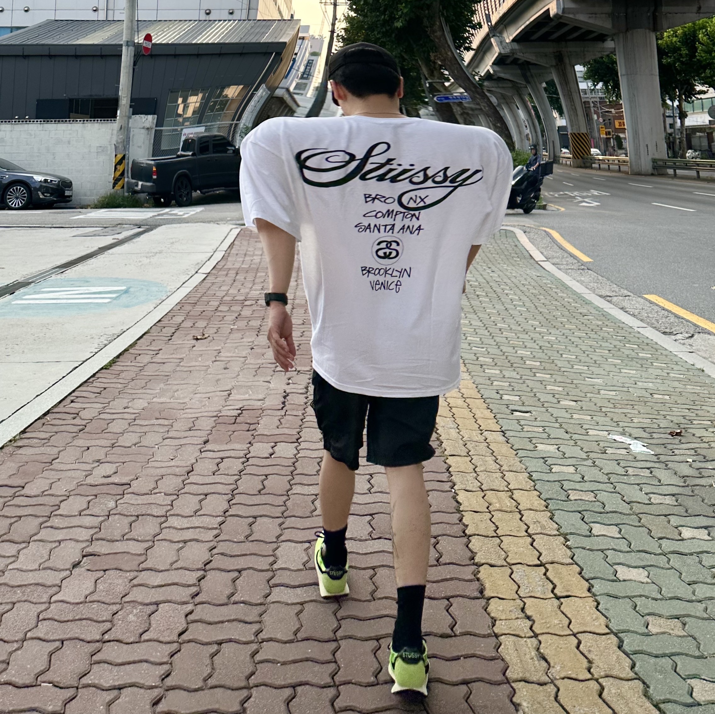 Stussy World Tour T-Shirt White 2024,2025, Stone Island 64651 Fleece Bermuda Shorts Black - 24SS 착용 스타일 - 1