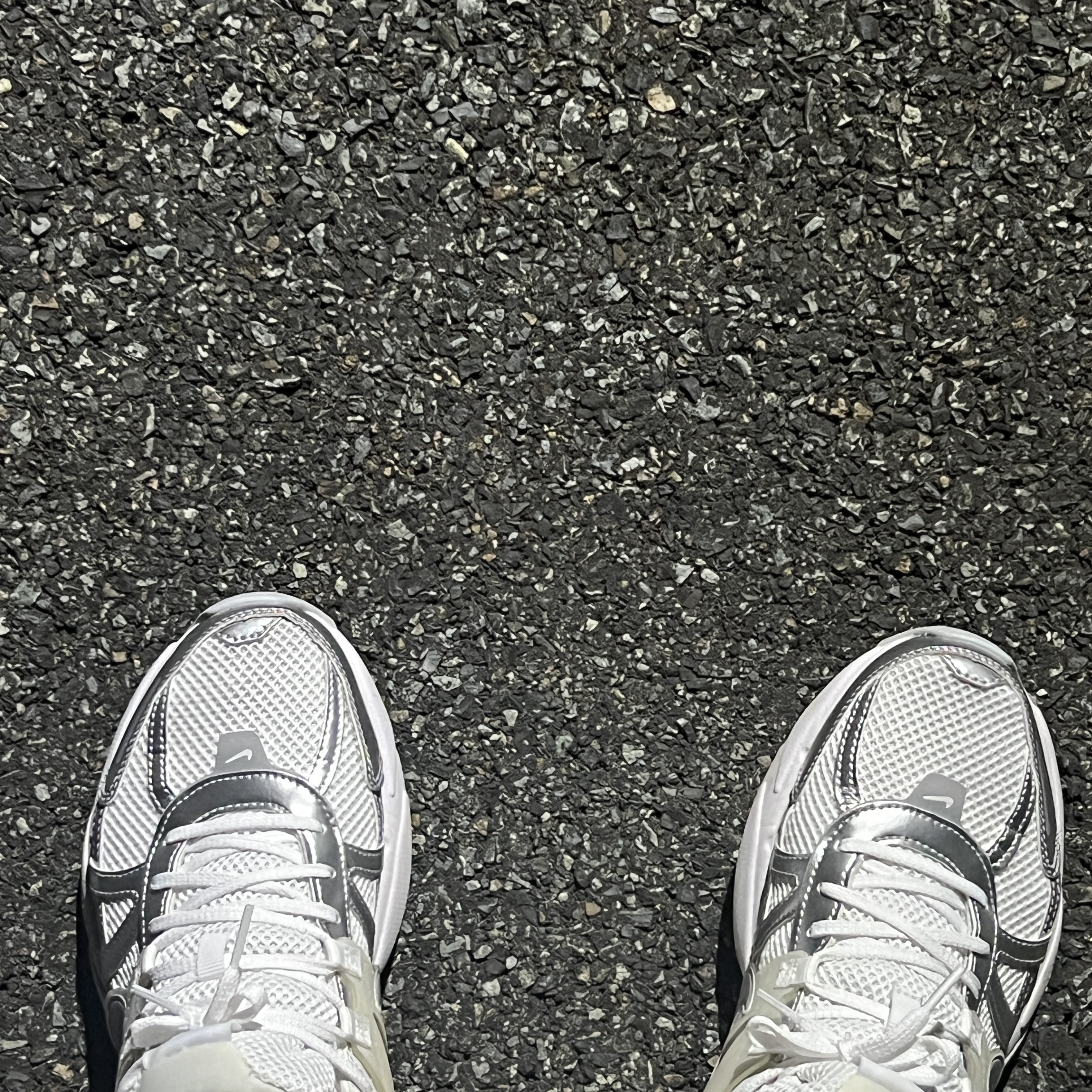 Nike V2K Run Metallic Silver White 착용 스타일