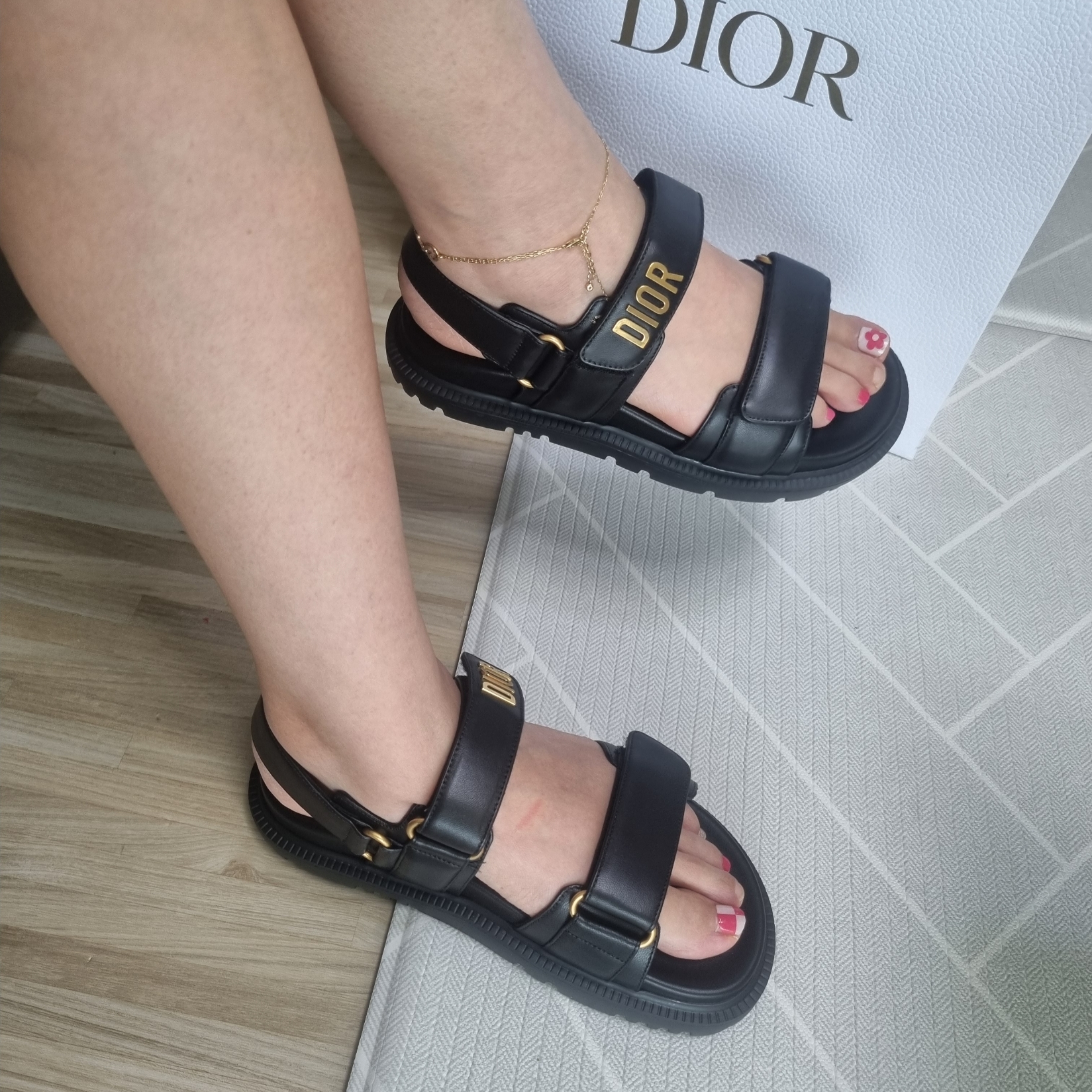 (W) Dior DiorAct Lambskin Sandal Black 착용 스타일