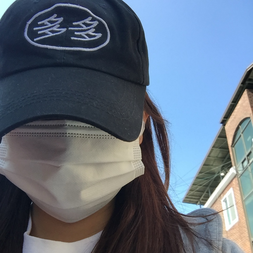Dada Glow Logo Cap Black 착용 스타일