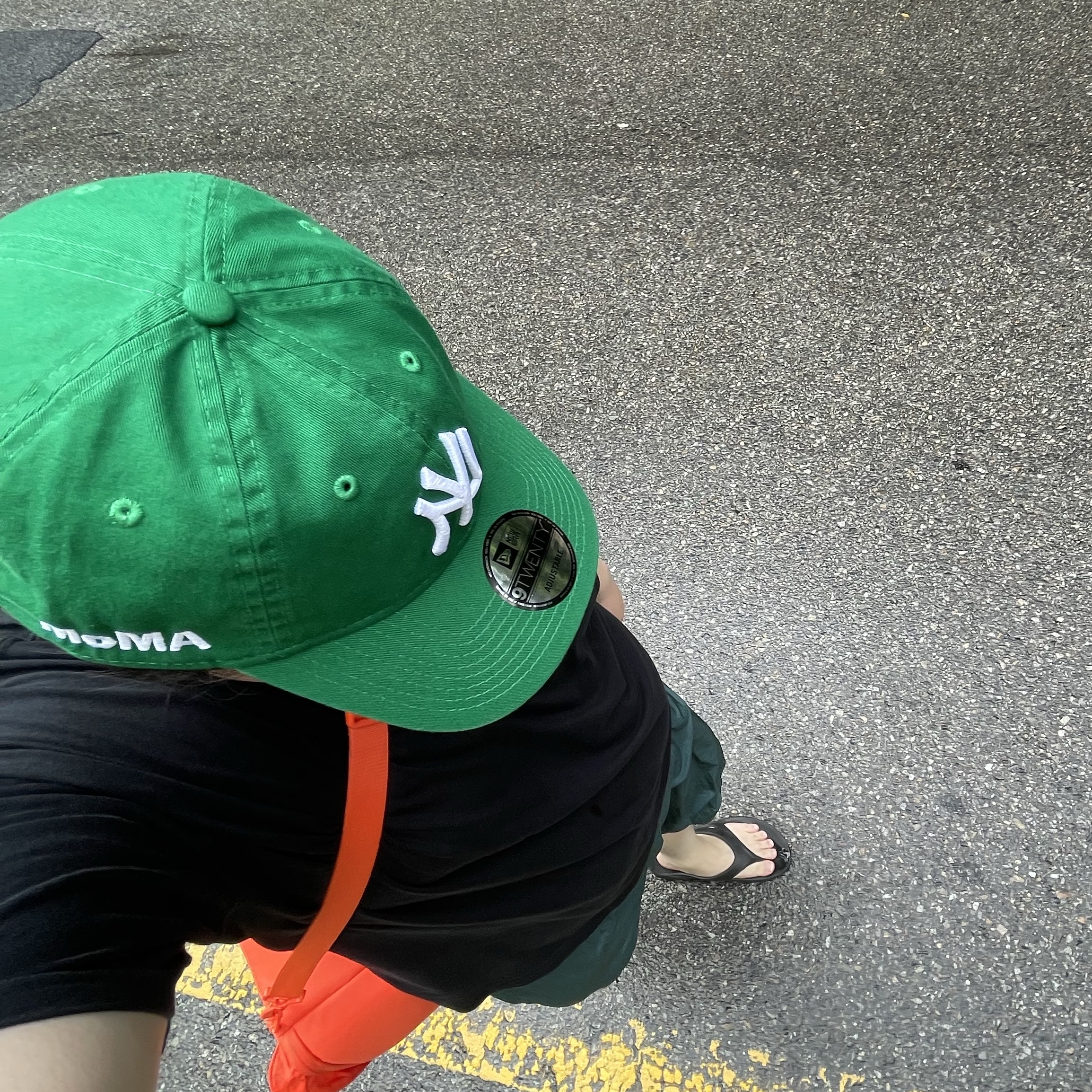 Oofos OOriginal Black, New Era x MoMA New York Yankees Cap Kelly Green 착용 스타일