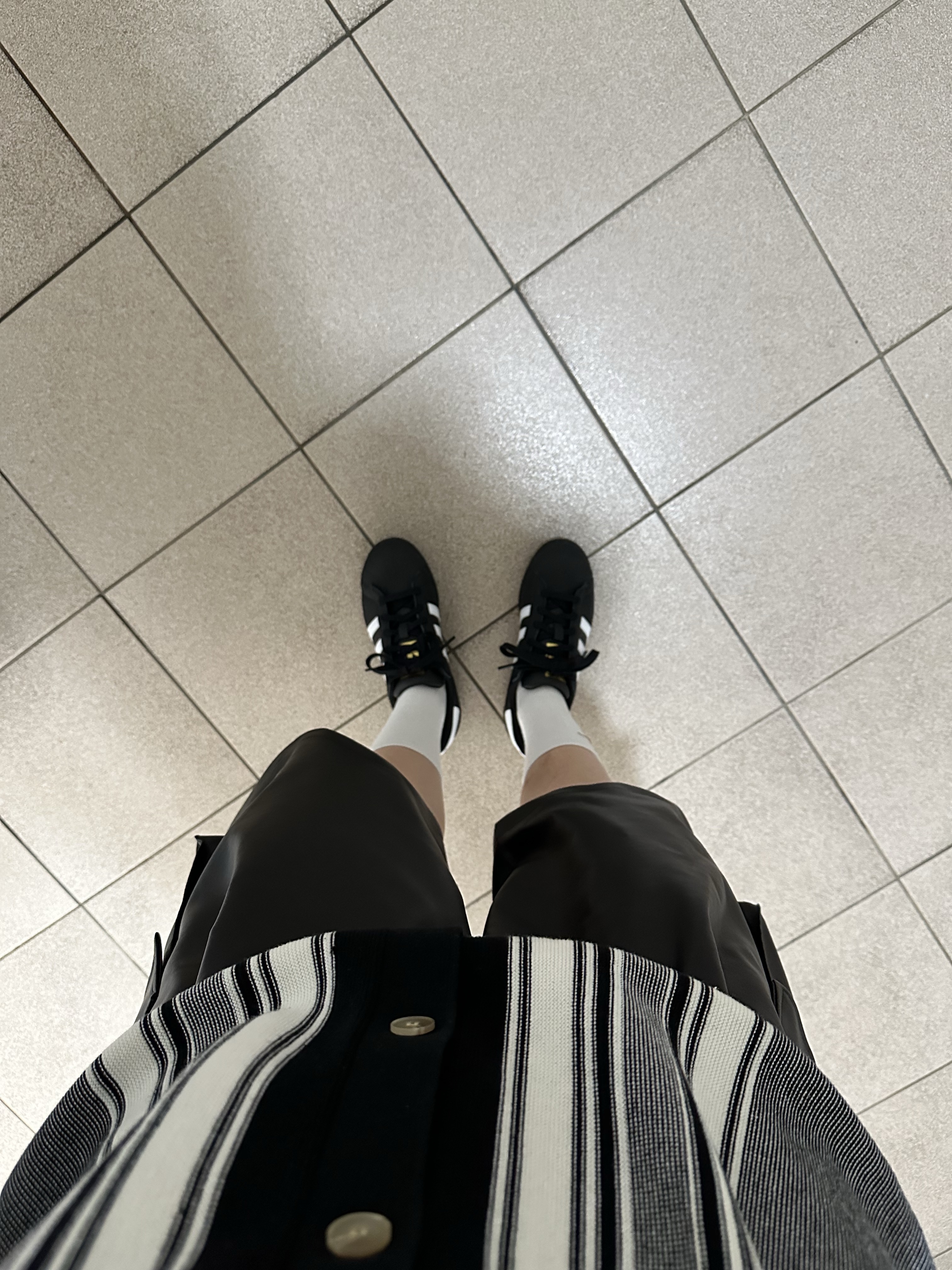 (J) Adidas Superstar Black White, Matin Kim Logo Jacquard Short Beanie Black 착용 스타일 - 3