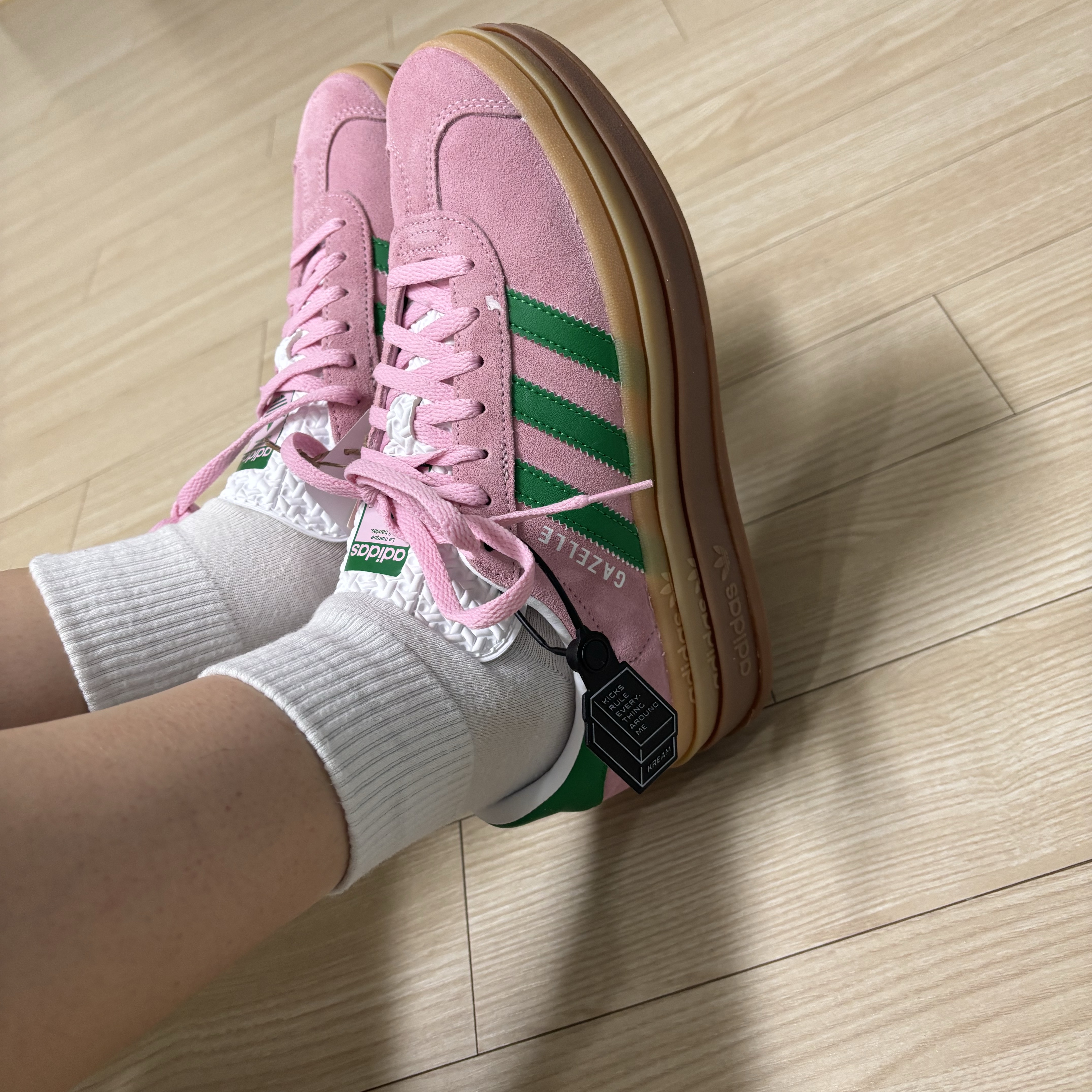 (W) Adidas Gazelle Bold True Pink Green 착용 스타일