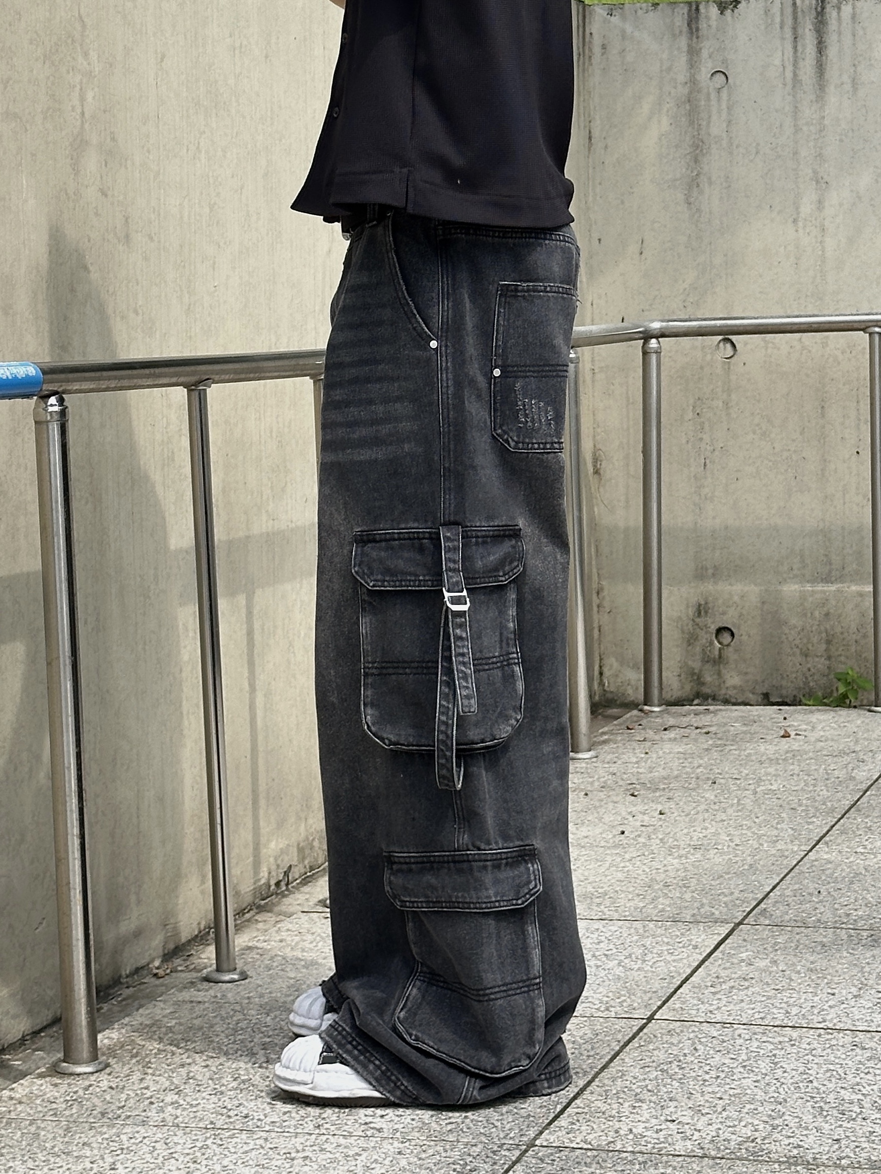 Maison Mihara Yasuhiro Blakey OG STC Sole Paper Like Leather Low-top Sneakers Black 착용 스타일 - 4