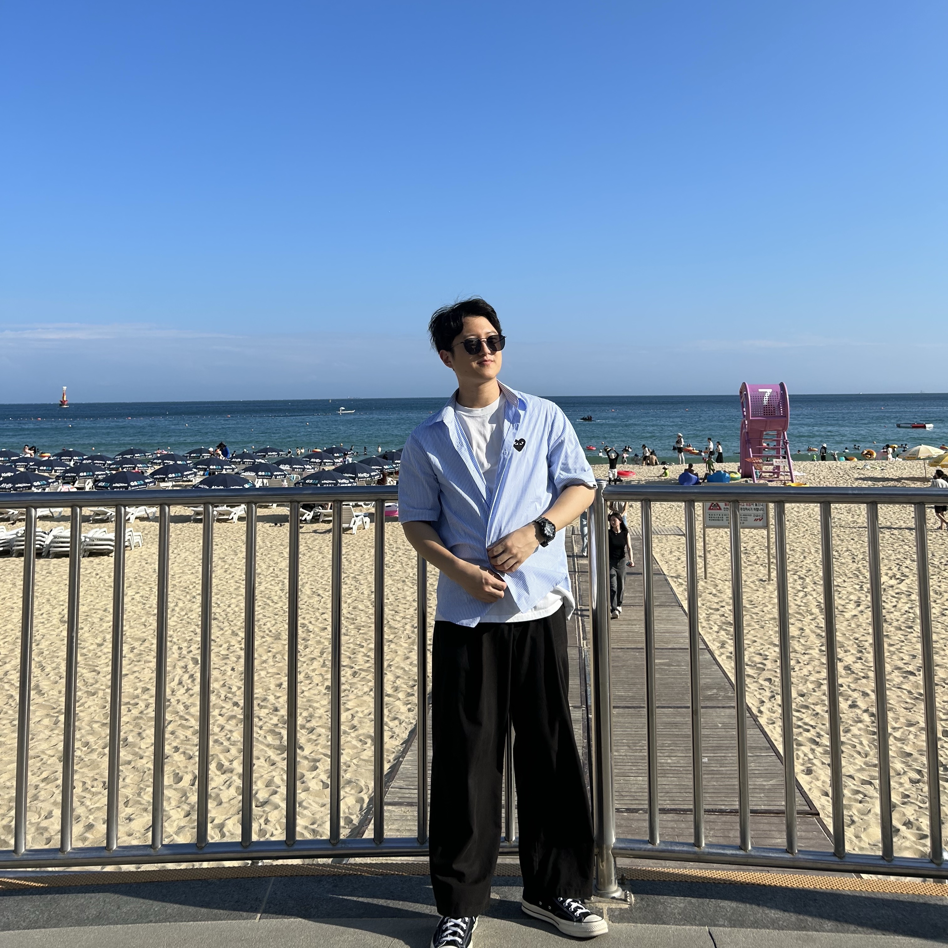 Play Comme des Garcons Striped Short Sleeve Shirt Light Blue 착용 스타일 - 2