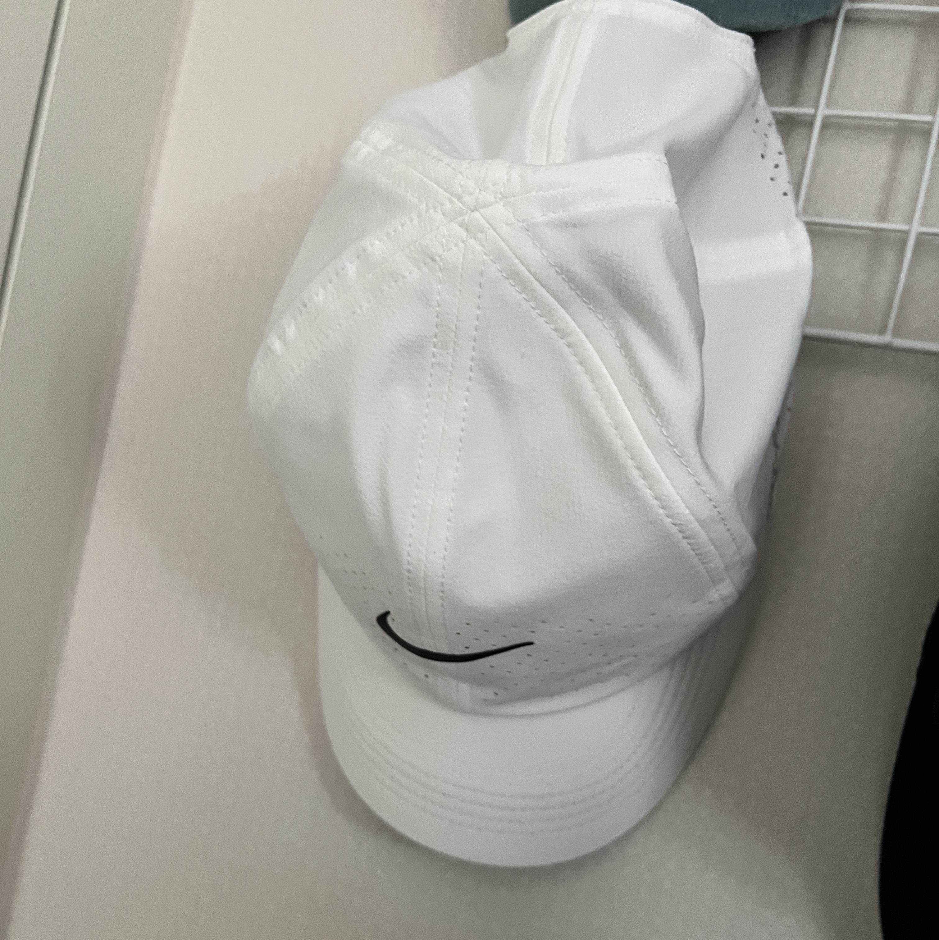 Nike Dri-Fit ADV Club Unstructured Tennis Cap White 착용 스타일
