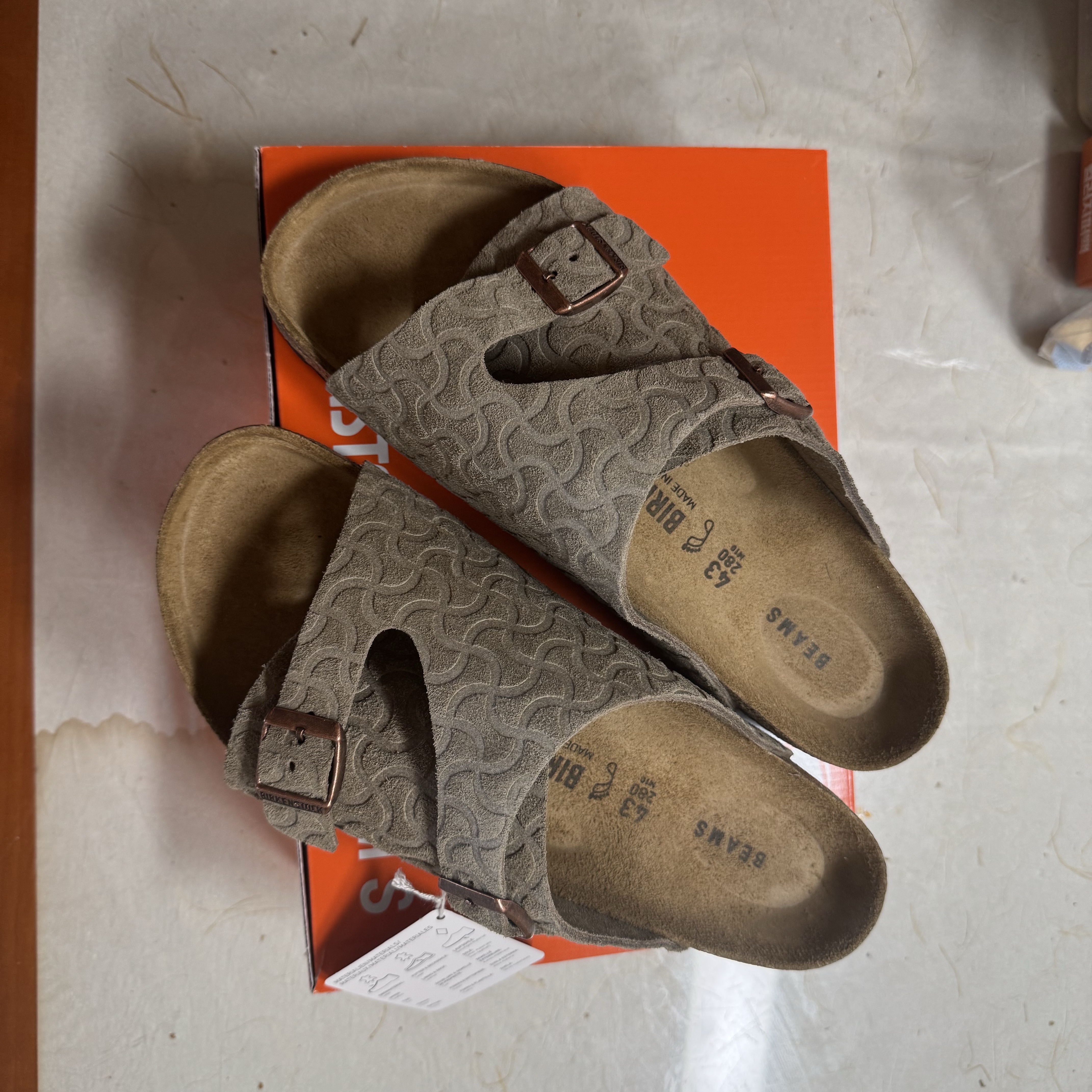 Birkenstock Zurich Suede Leather Taupe - Regular, Birkenstock Zurich Suede Leather Black - Regular 착용 스타일 - 2