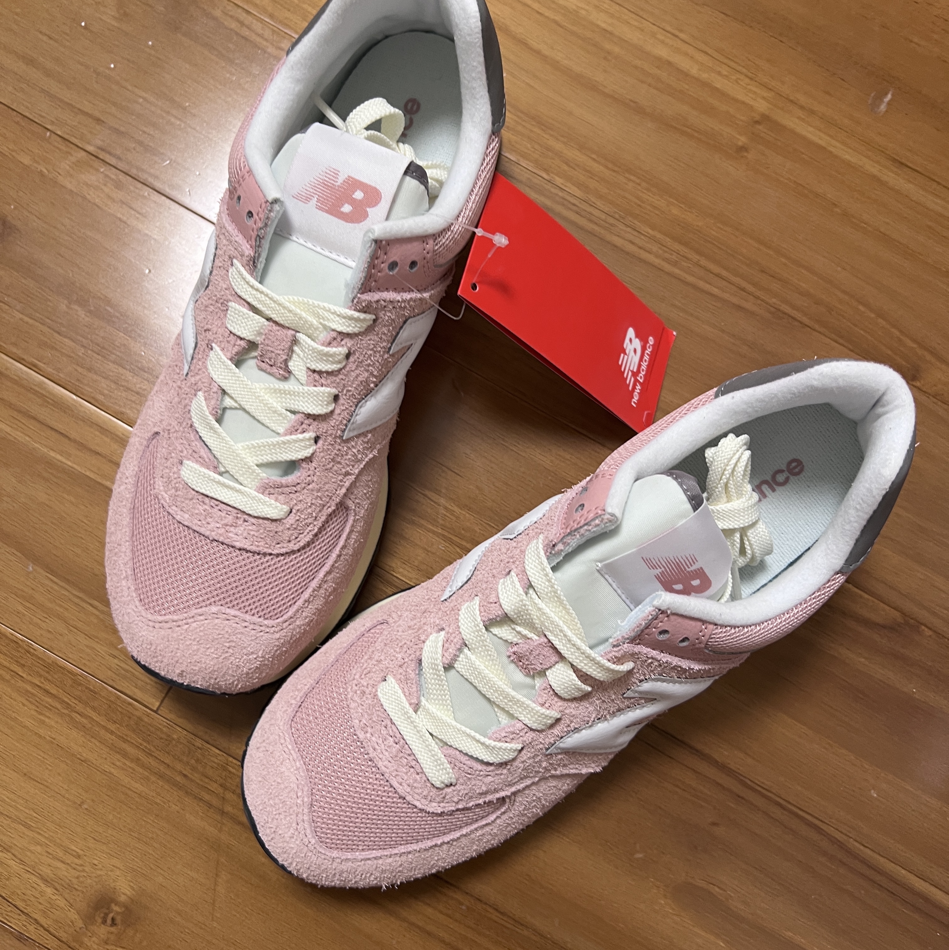 New Balance 574 Heritage Mellow Pink 착용 스타일