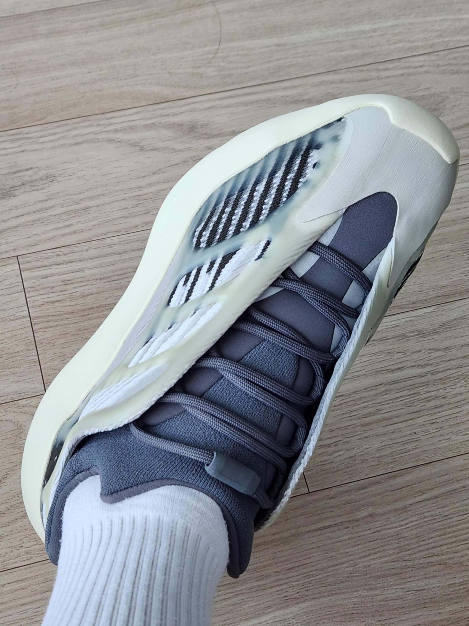 Adidas Yeezy 700 V3 Fade Salt 착용 스타일 - 2