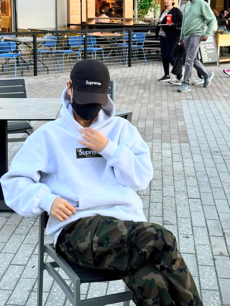 Supreme Pinstripe Crewneck Pink - 24SS, Supreme Box Logo Hooded Sweatshirt Ash Grey - 23FW 착용 스타일 - 2