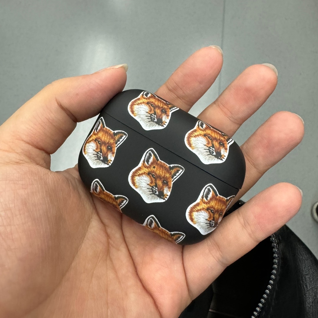 Maison Kitsune x Native Union All Over Fox Head Airpods Pro 2 Case Black 착용 스타일