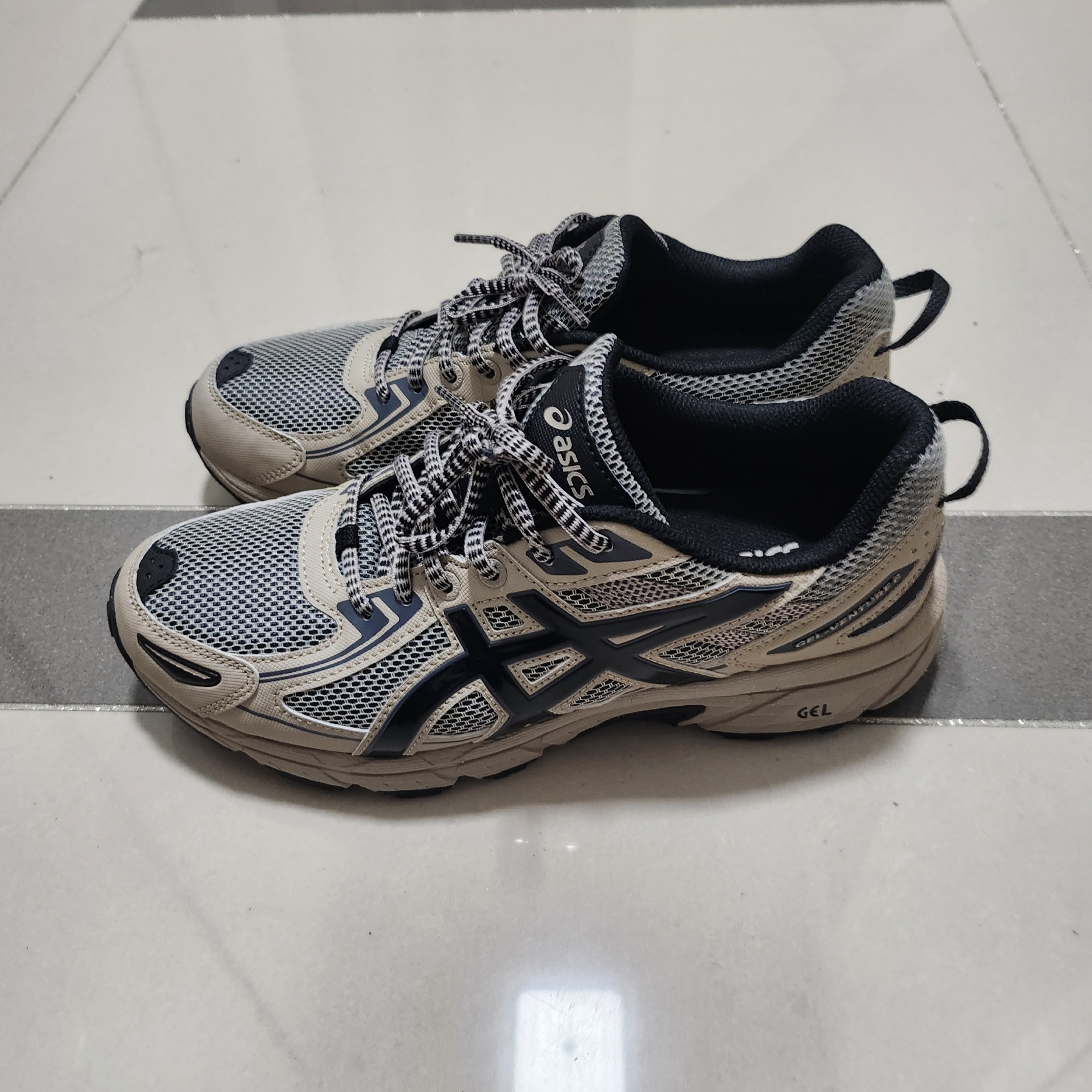 Asics Gel-Venture 6 Feather Grey Black 착용 스타일 - 1