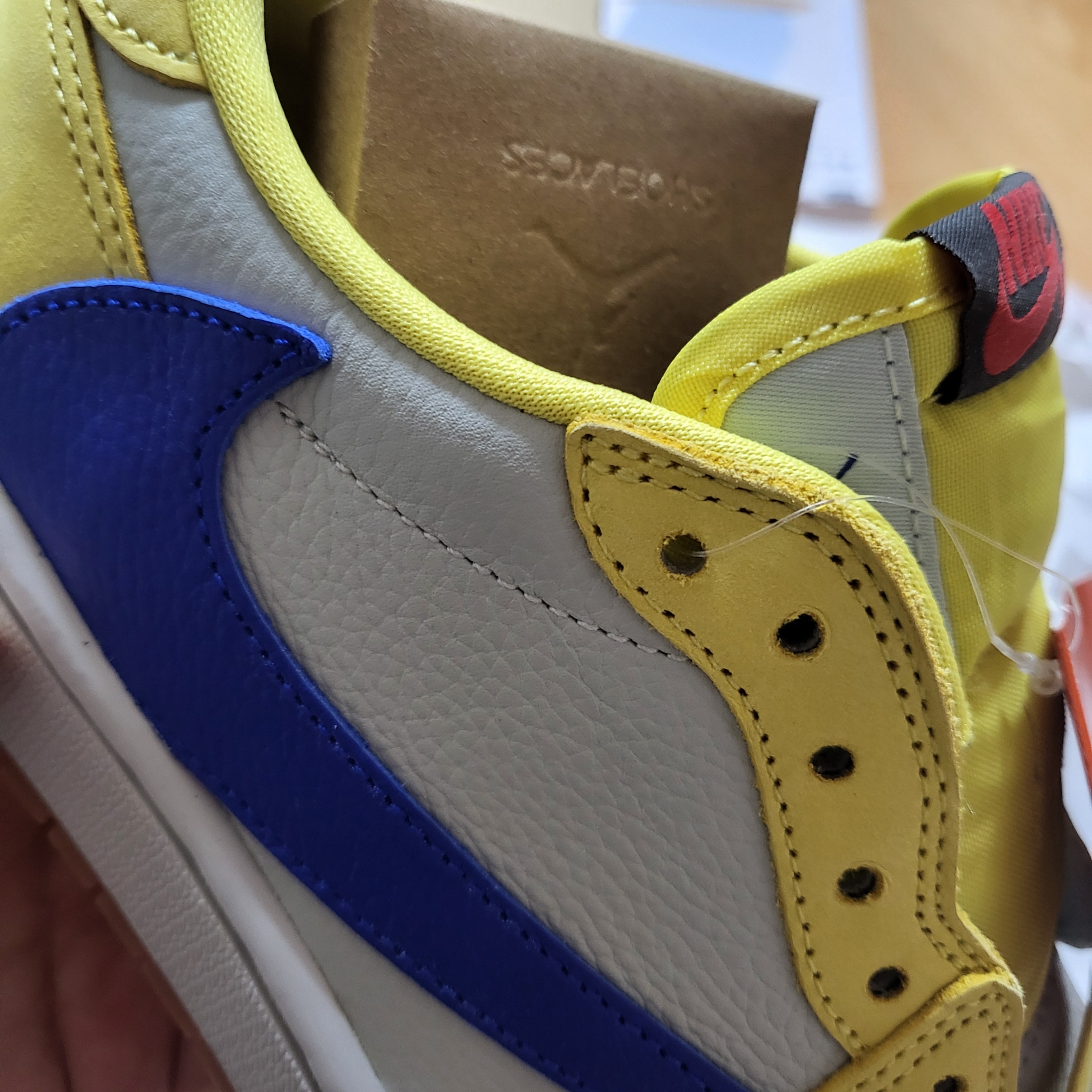 (W) Jordan 1 x Travis Scott Retro Low OG SP Canary 착용 스타일 - 2
