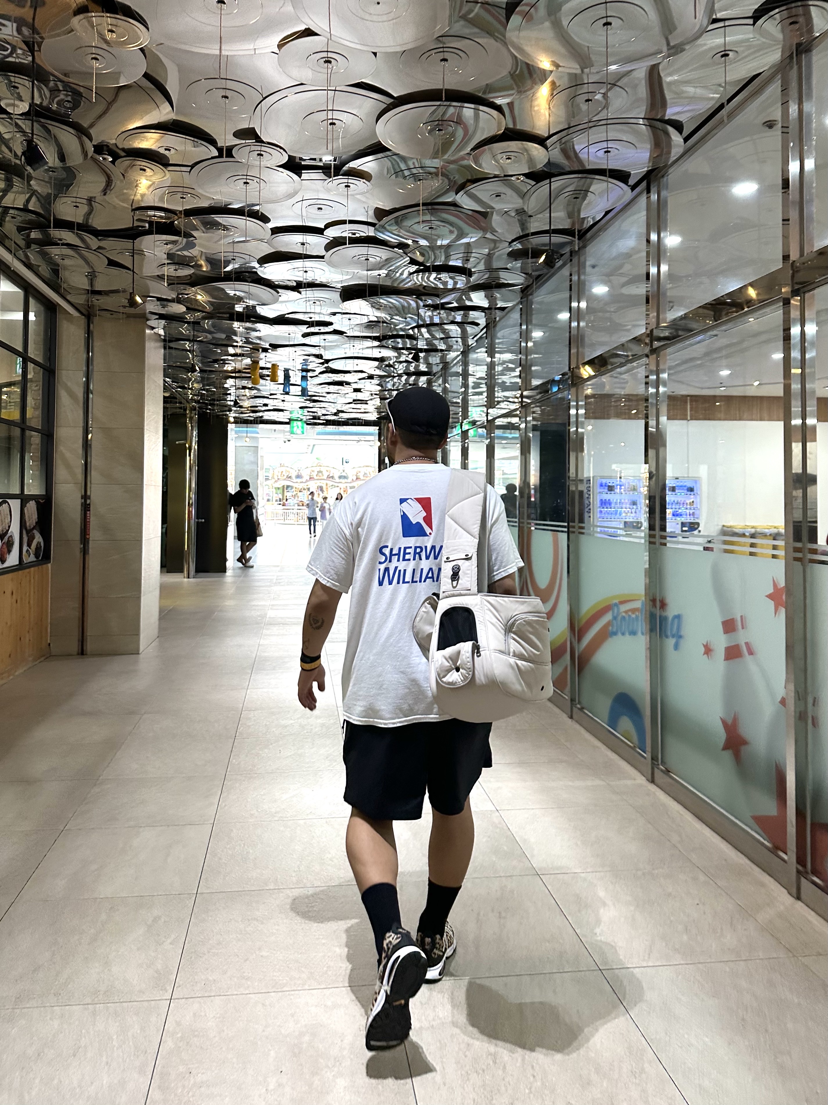Nike Air Kukini SE Kumquat and Action Red 착용 스타일 - 2