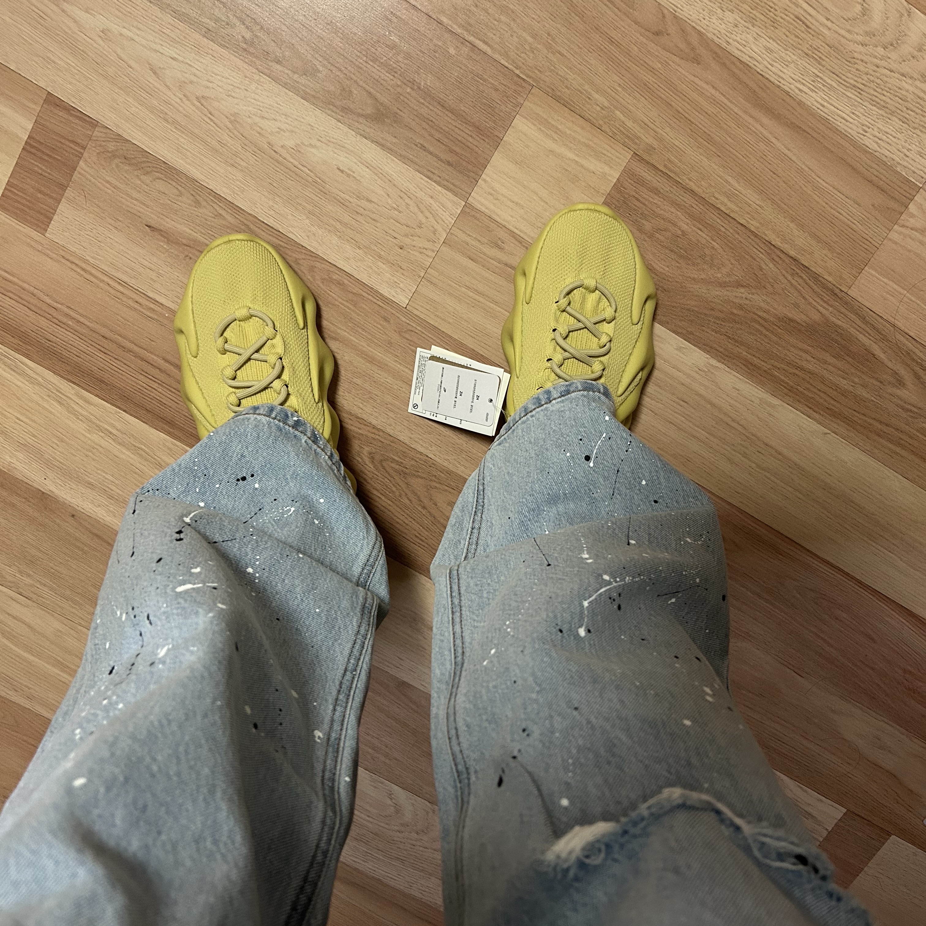 Adidas Yeezy 450 Sulfur 착용 스타일 - 3