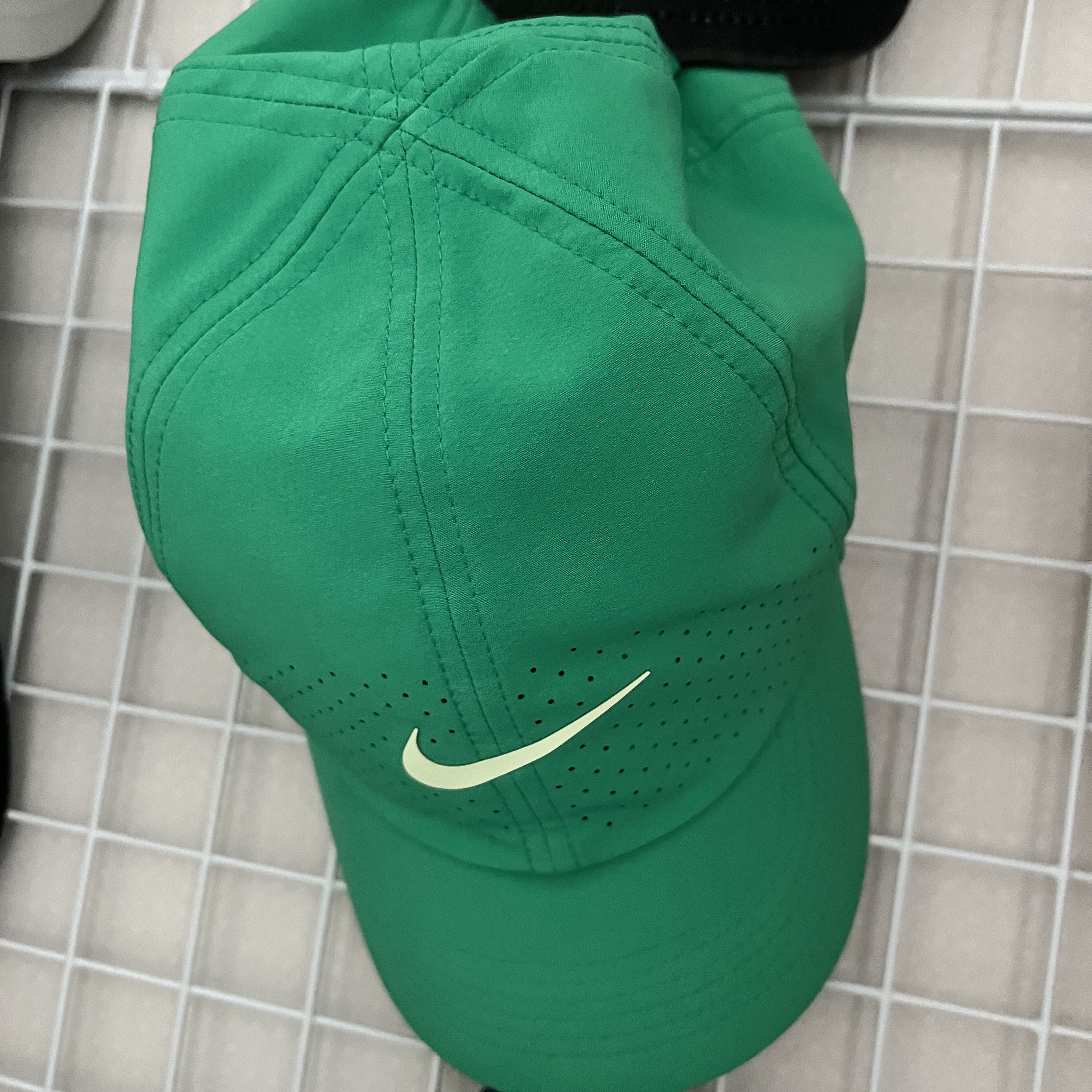 Nike Dri-Fit ADV Club Unstructured Tennis Cap Stadium Green Barely Volt 착용 스타일