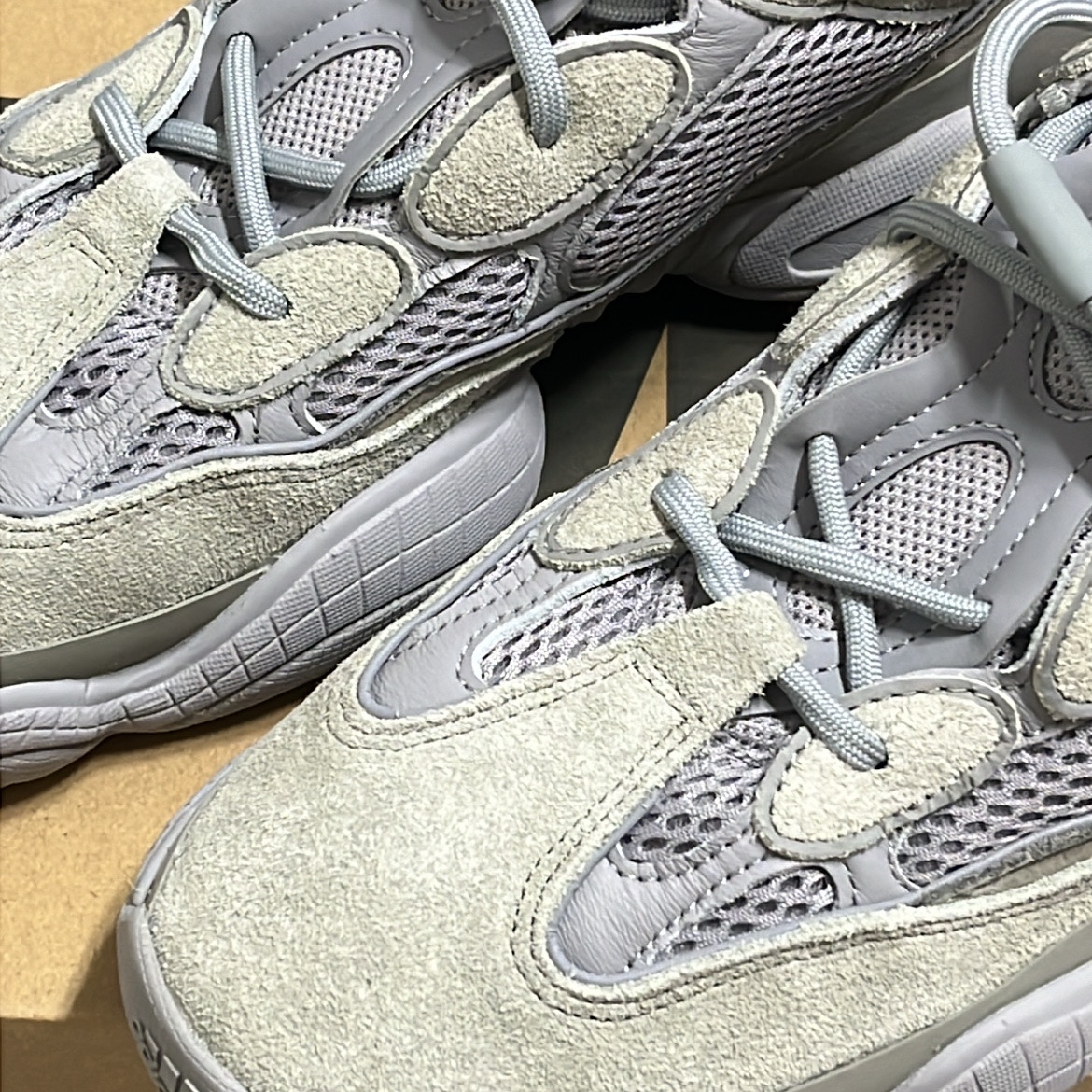 Adidas Yeezy 500 Stone Salt 착용 스타일 - 3
