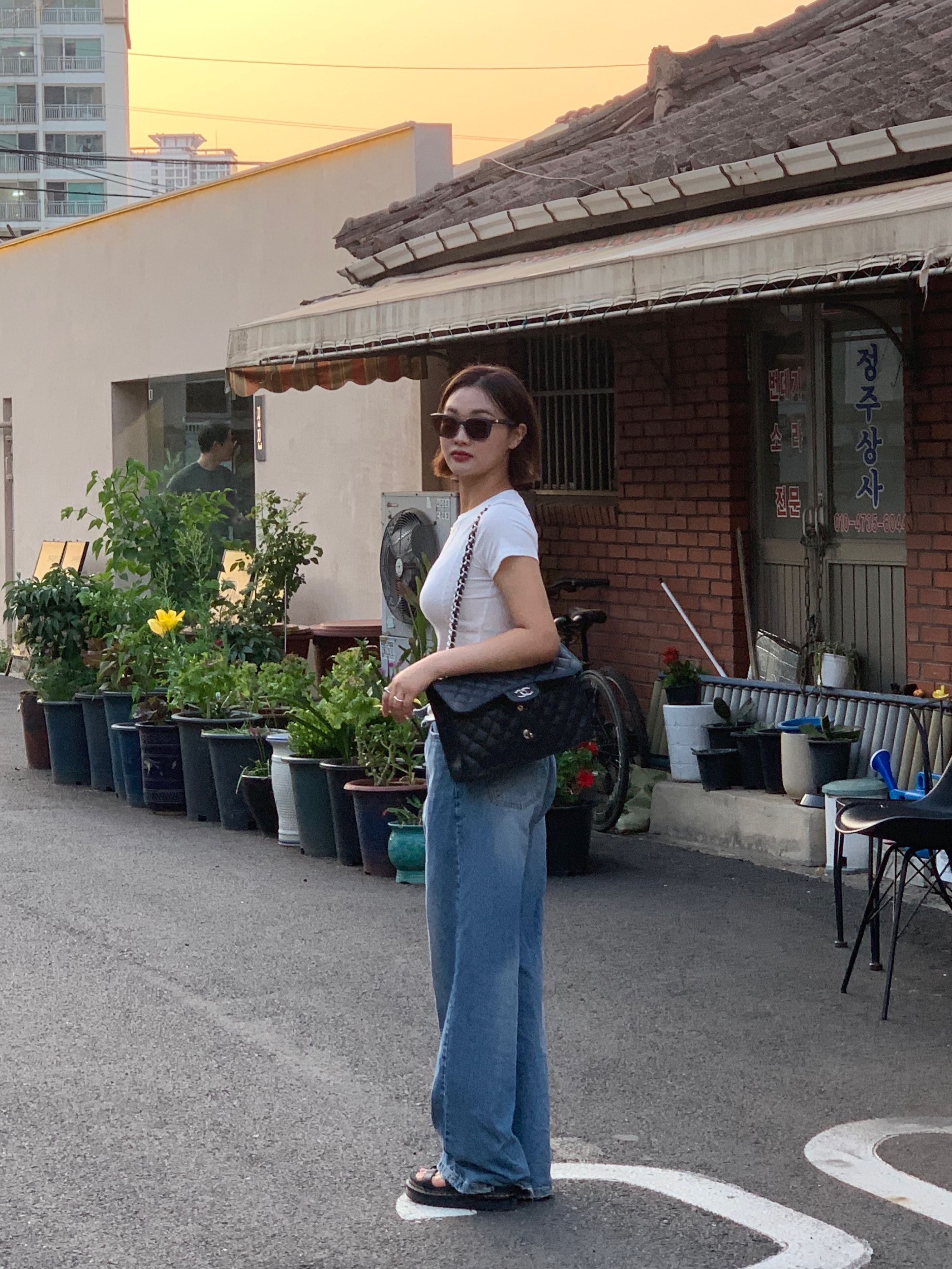 Chanel Large Classic Handbag Grained Calfskin & Silver Black, Dr. Martens Women Nartilla Athena Leather Gladiator Platform Sandals Black 착용 스타일 - 3