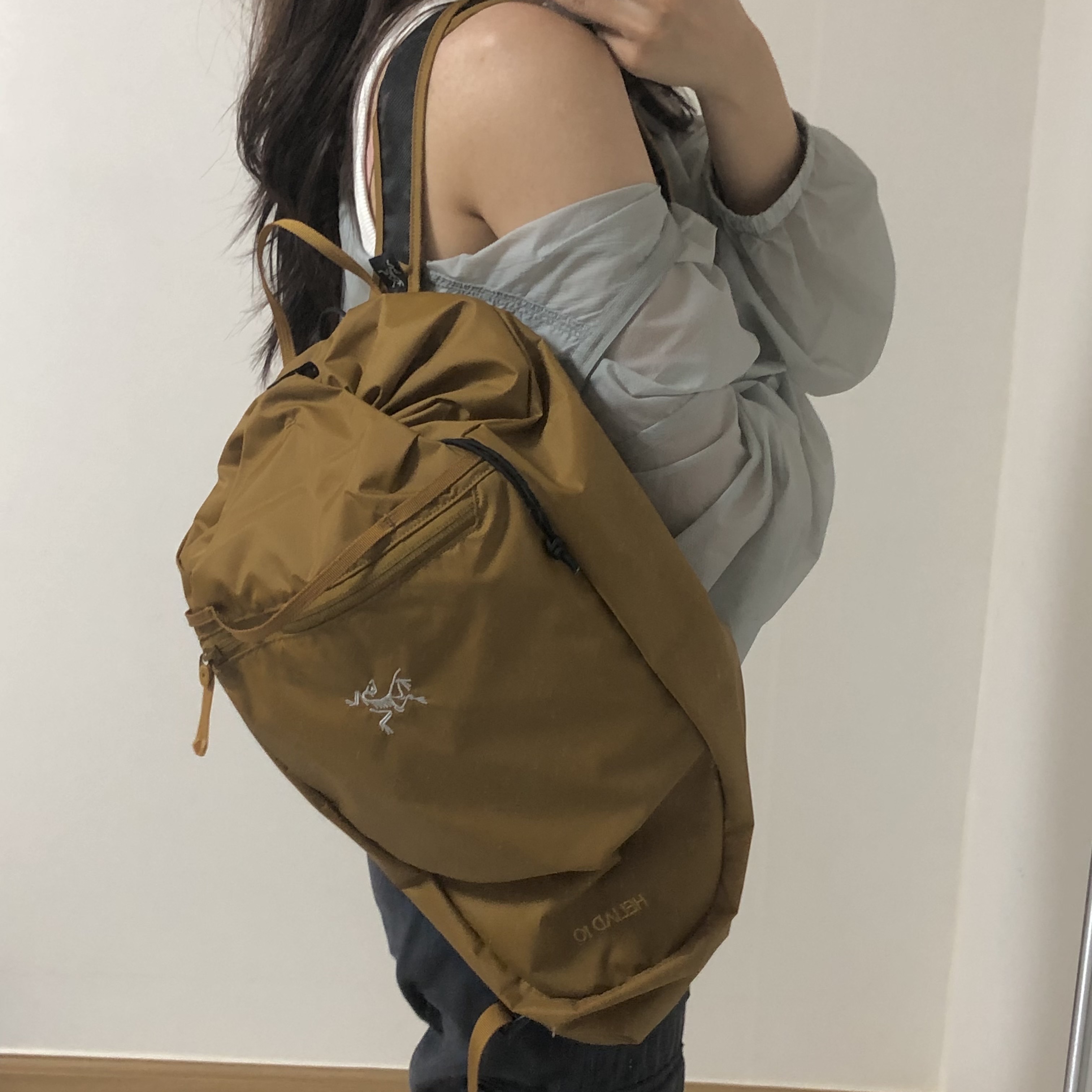 Arc'teryx Heliad 10 Backpack Yukon 착용 스타일 - 1