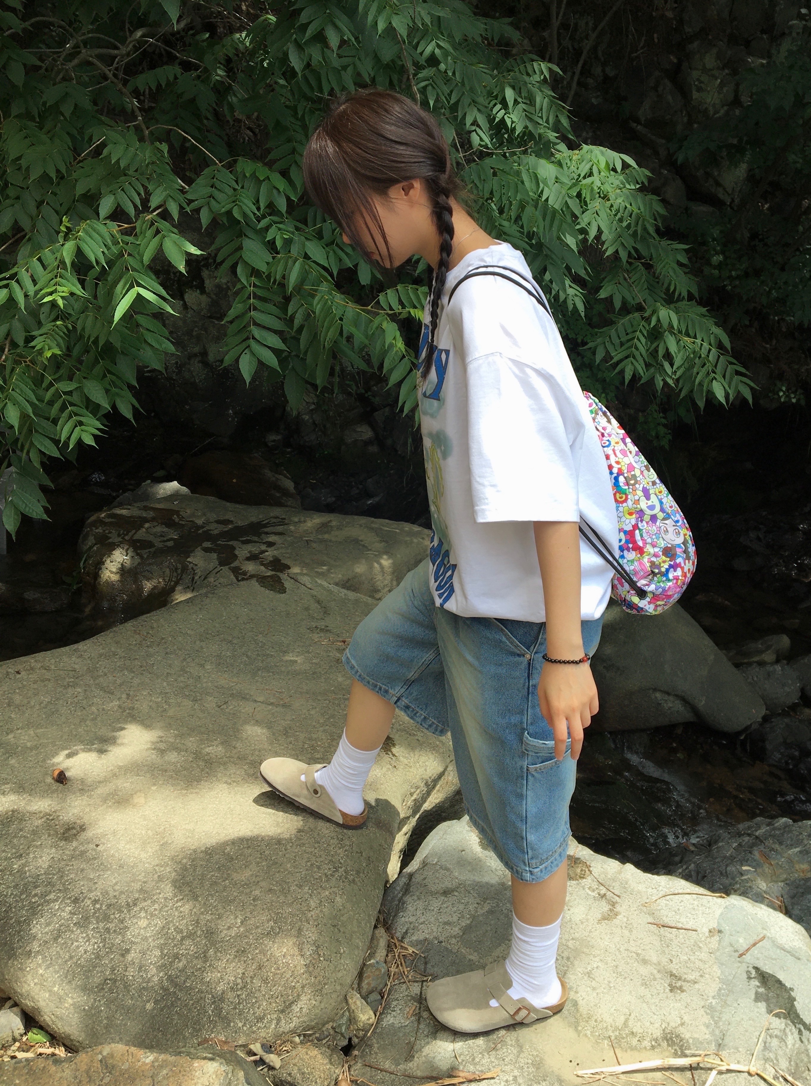 NewJeans Supernatural NJ x Murakami Drawstring Bag Ver., Birkenstock Boston Soft Footbed Taupe - Narrow 착용 스타일 - 1