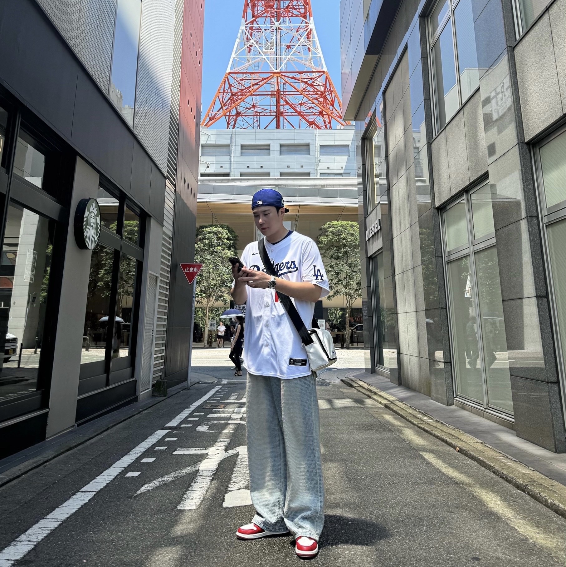 New Era 59Fifty MLB Seoul Series LA Dodgers Dark Royal, Ader Error Trace Admore Crossbody Bag White 착용 스타일 - 1