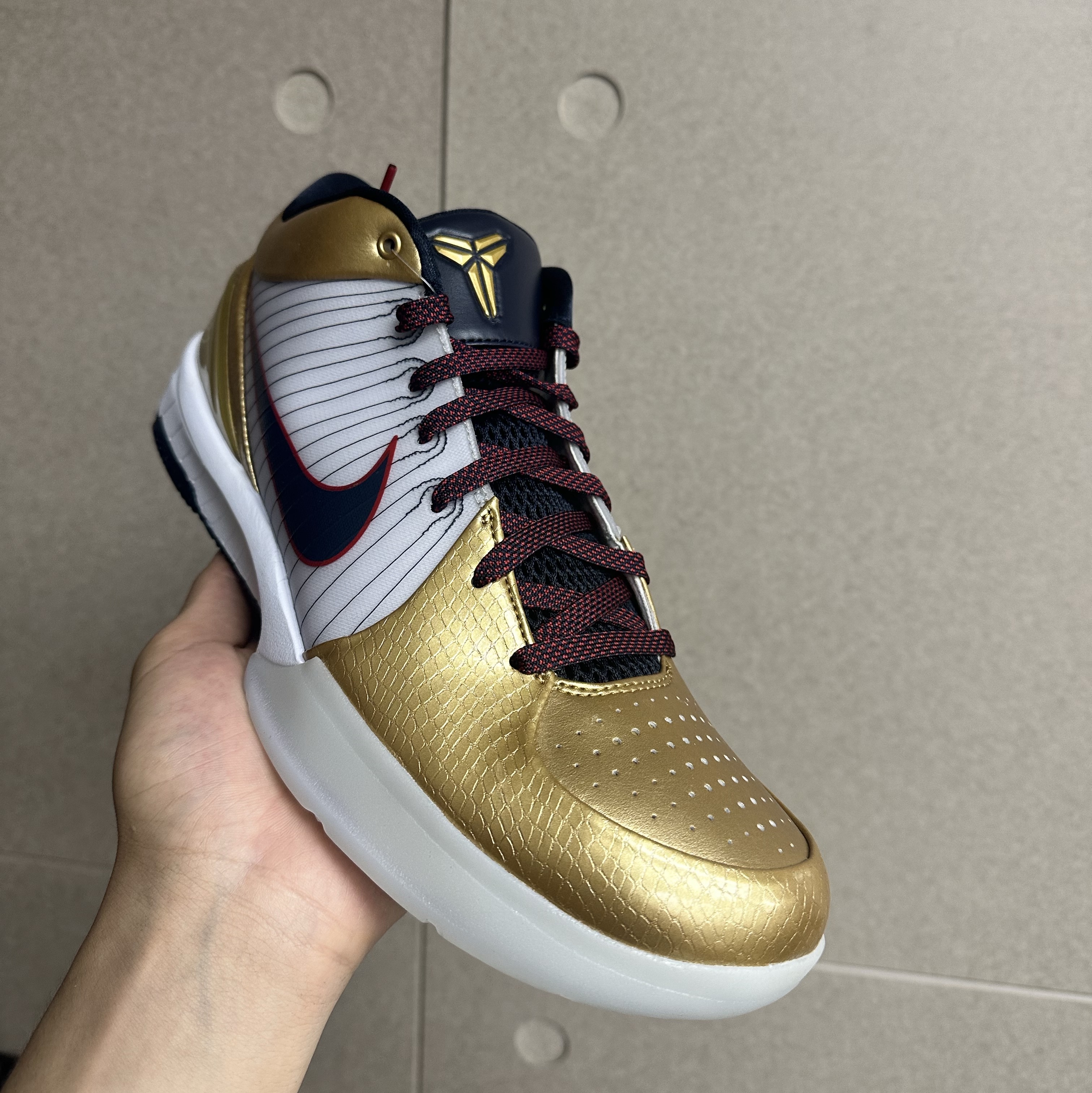 Nike Kobe 4 Protro Metallic Gold and Dark Obsidian 착용 스타일