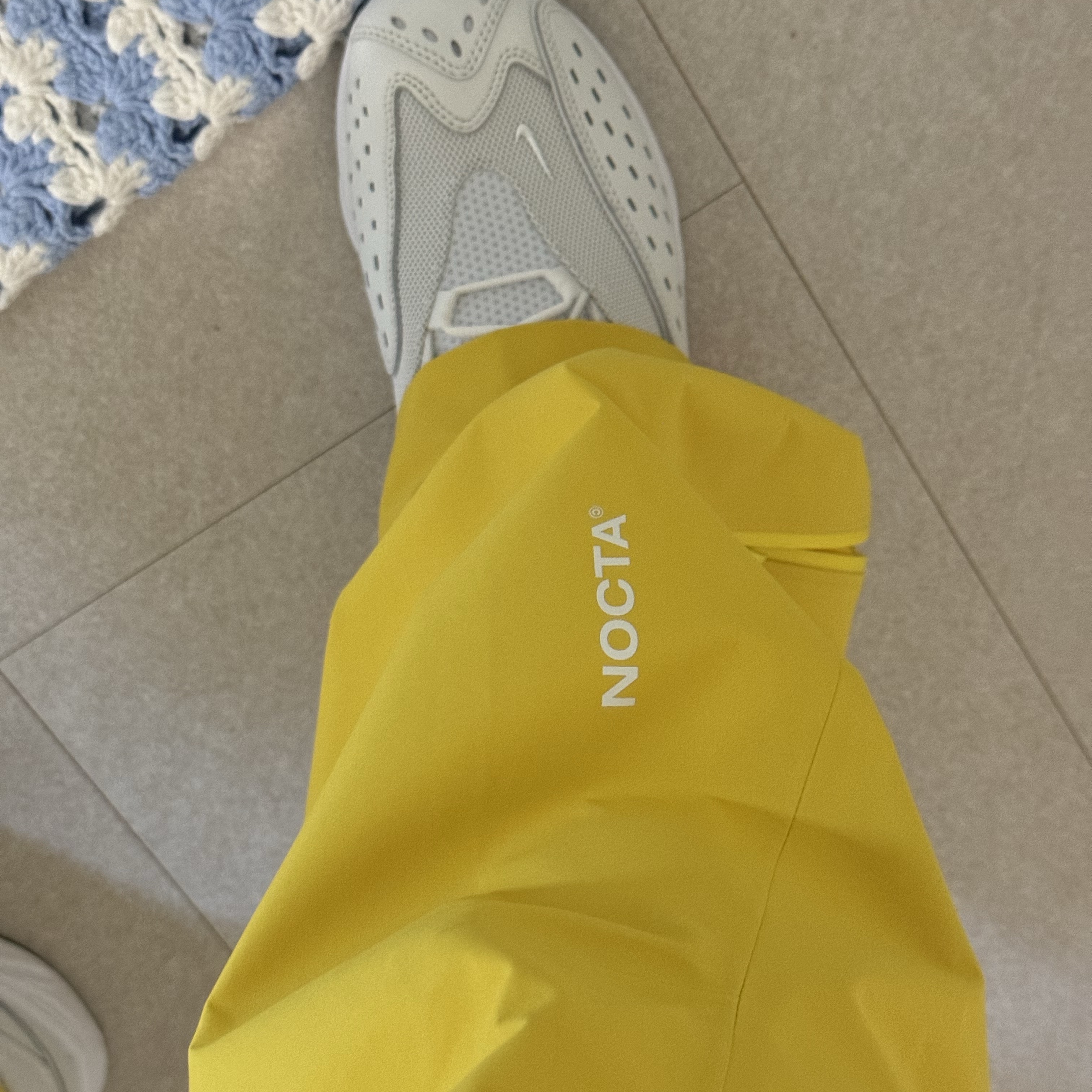 Nike x Drake Nocta x Kar L'Art De L'Automobile Apex Tech Pant Vivid Sulfur (FD2197-709), Nike x Drake Nocta Air Zoom Drive Summit White 착용 스타일 - 2