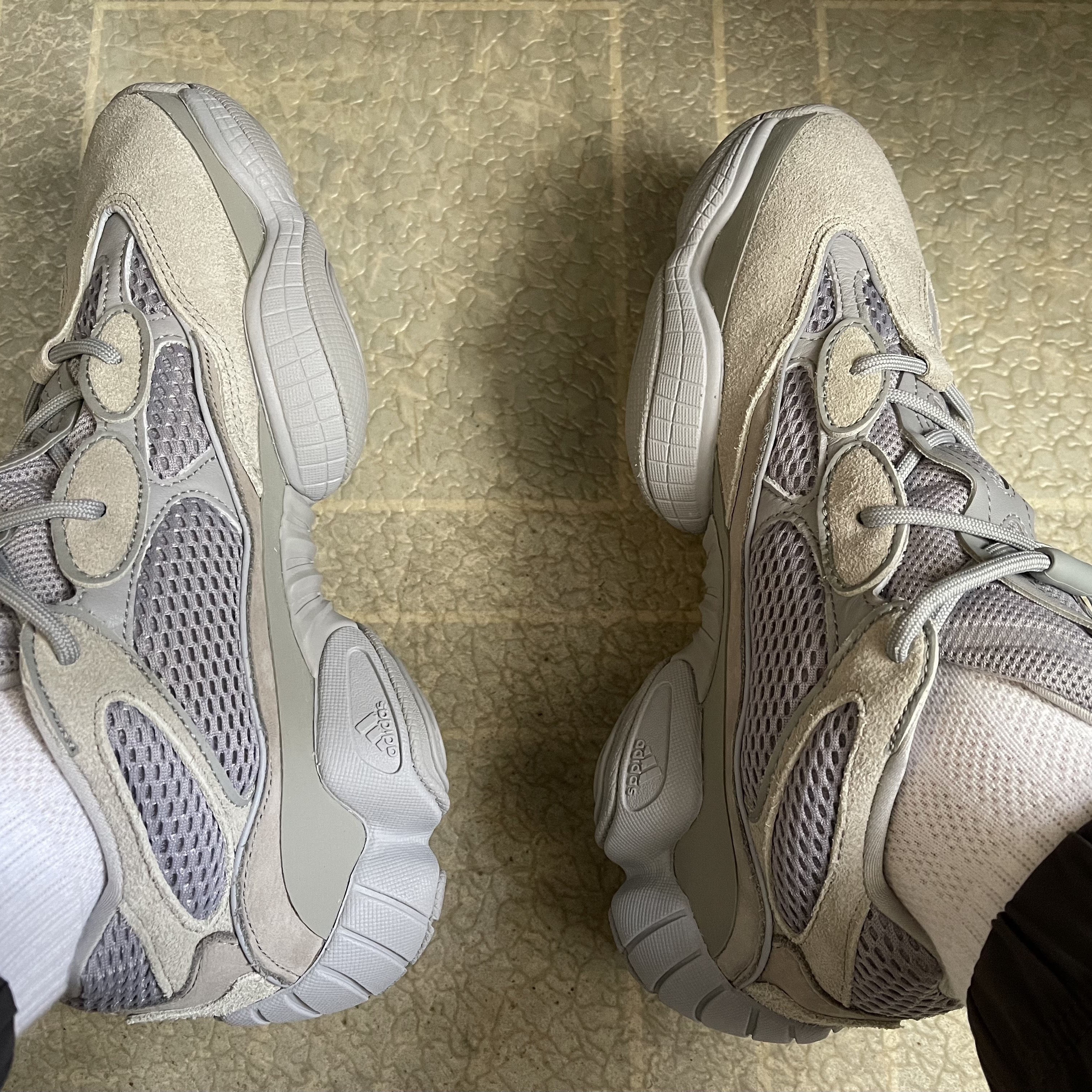 Adidas Yeezy 500 Stone Salt 착용 스타일 - 2