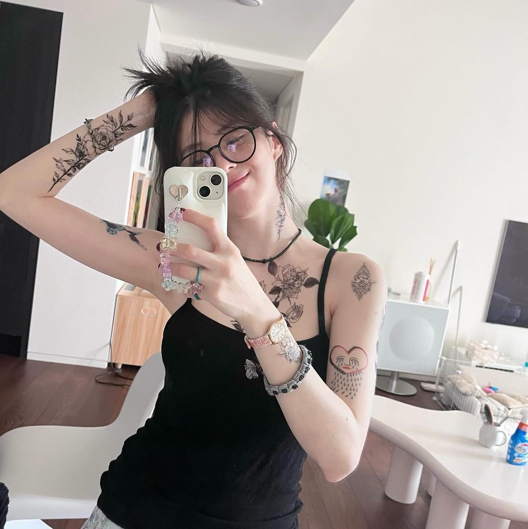 TATTLY Blue Watercolor Tattoo Sticker Set 착용 스타일
