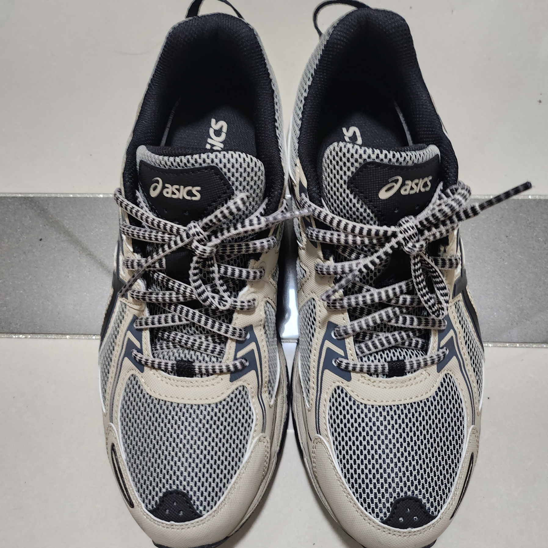 Asics Gel-Venture 6 Feather Grey Black 착용 스타일 - 2