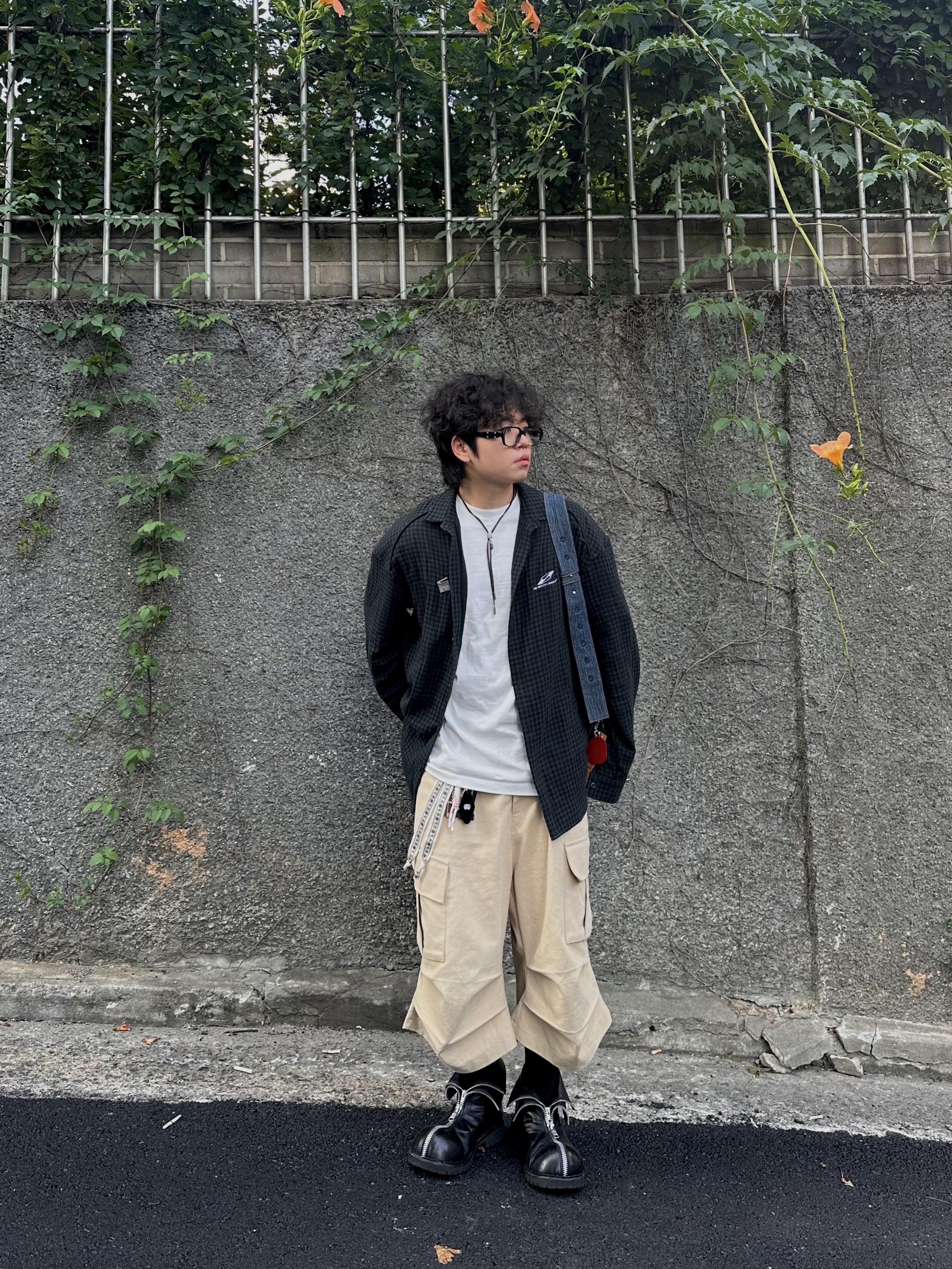 Gentle Monster x Maison Margiela MM114 Black Clear, Nonnod Side Cargo Shorts Beige 착용 스타일 - 1
