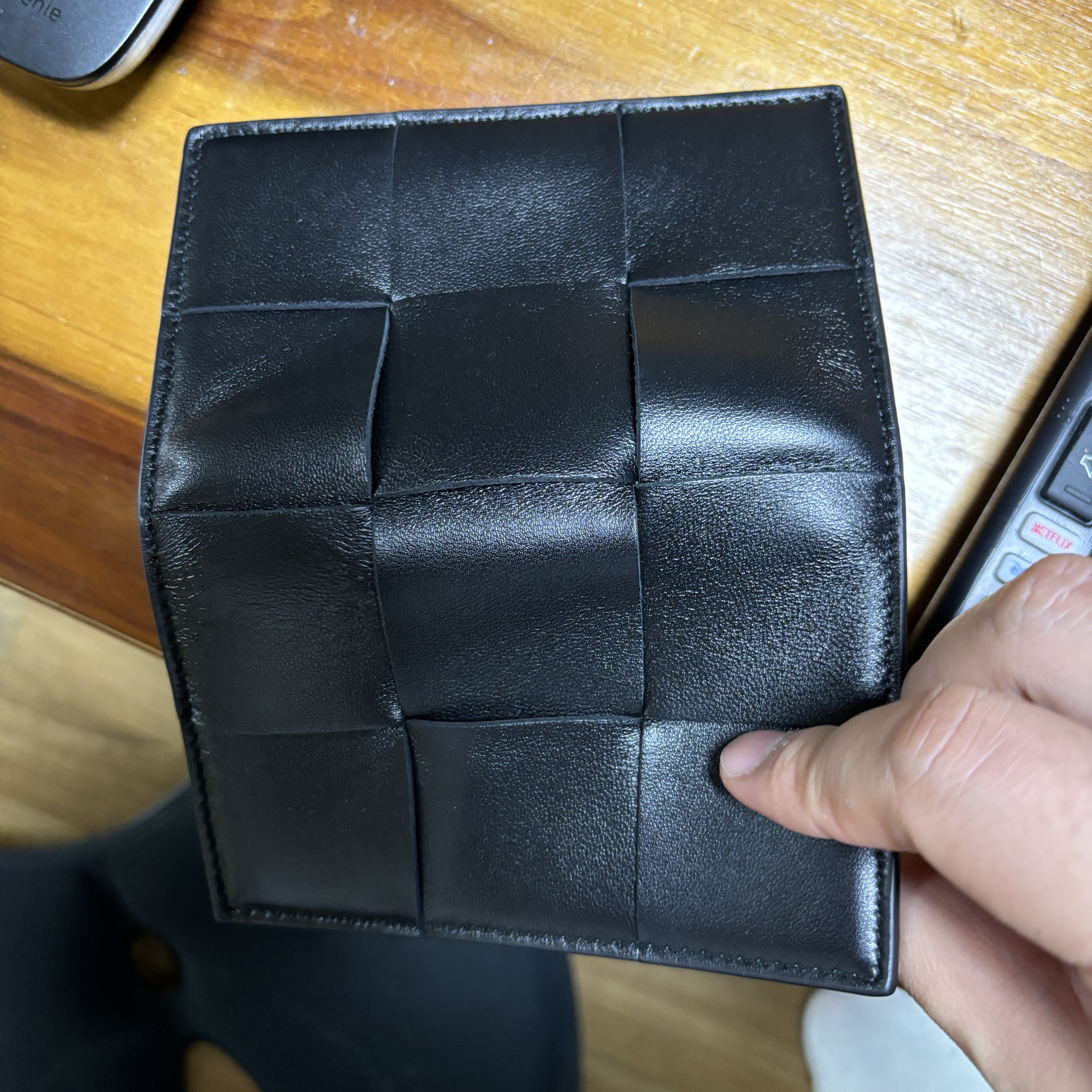 Bottega Veneta Cassette Business Card Case Black 착용 스타일 - 2