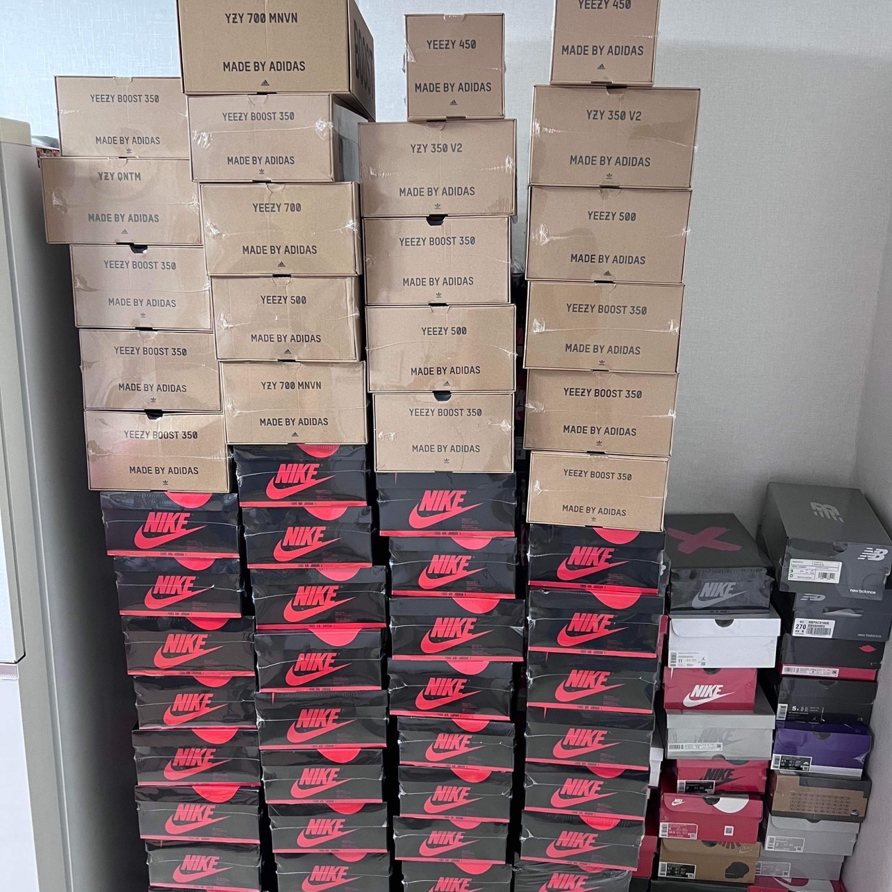 Adidas Yeezy Boost 350 V2 Beluga - Reflective, Jordan 1 Retro High OG Chicago 2022 착용 스타일