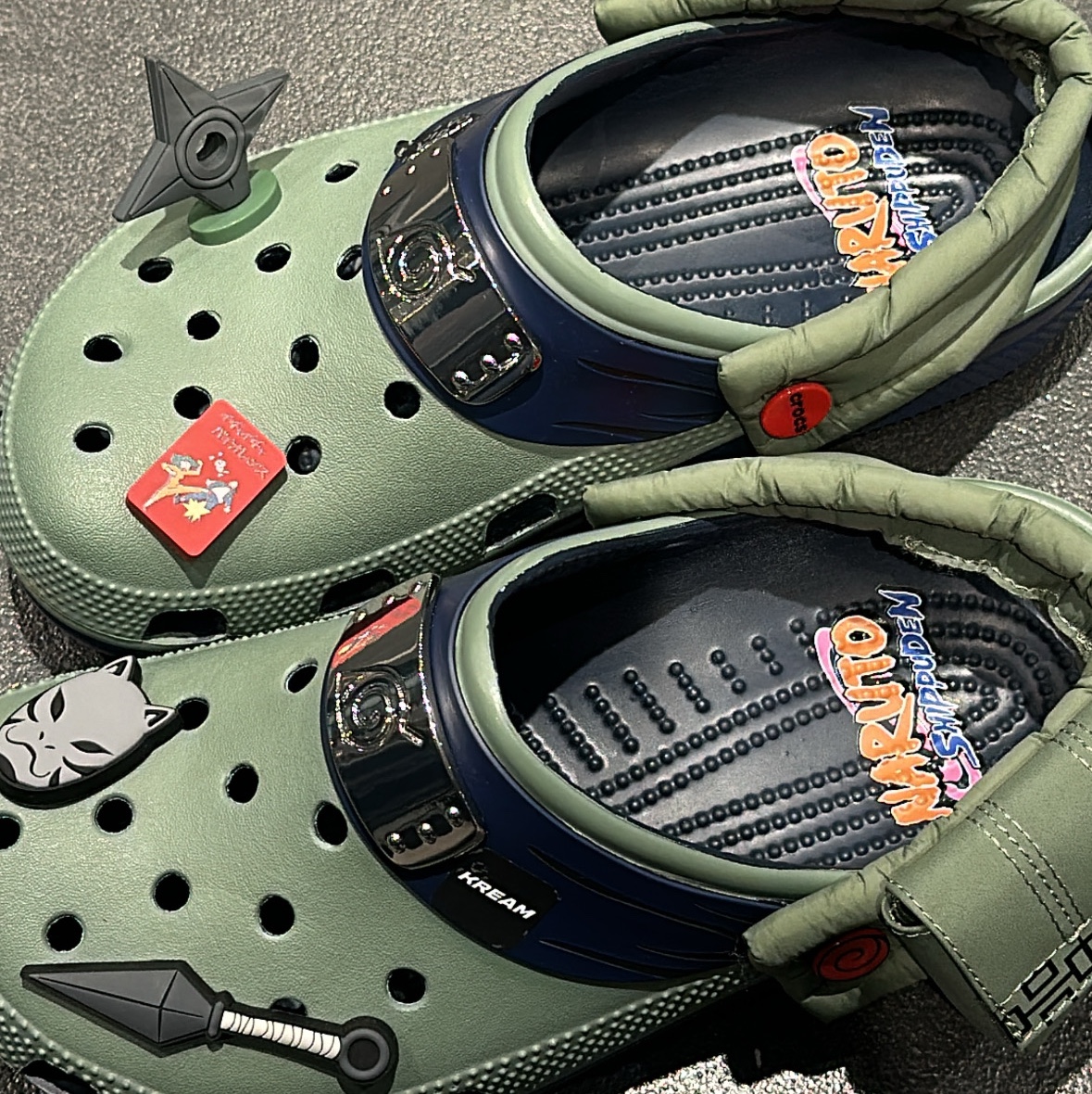 Crocs x Naruto Classic Clog Kakashi 착용 스타일 - 1