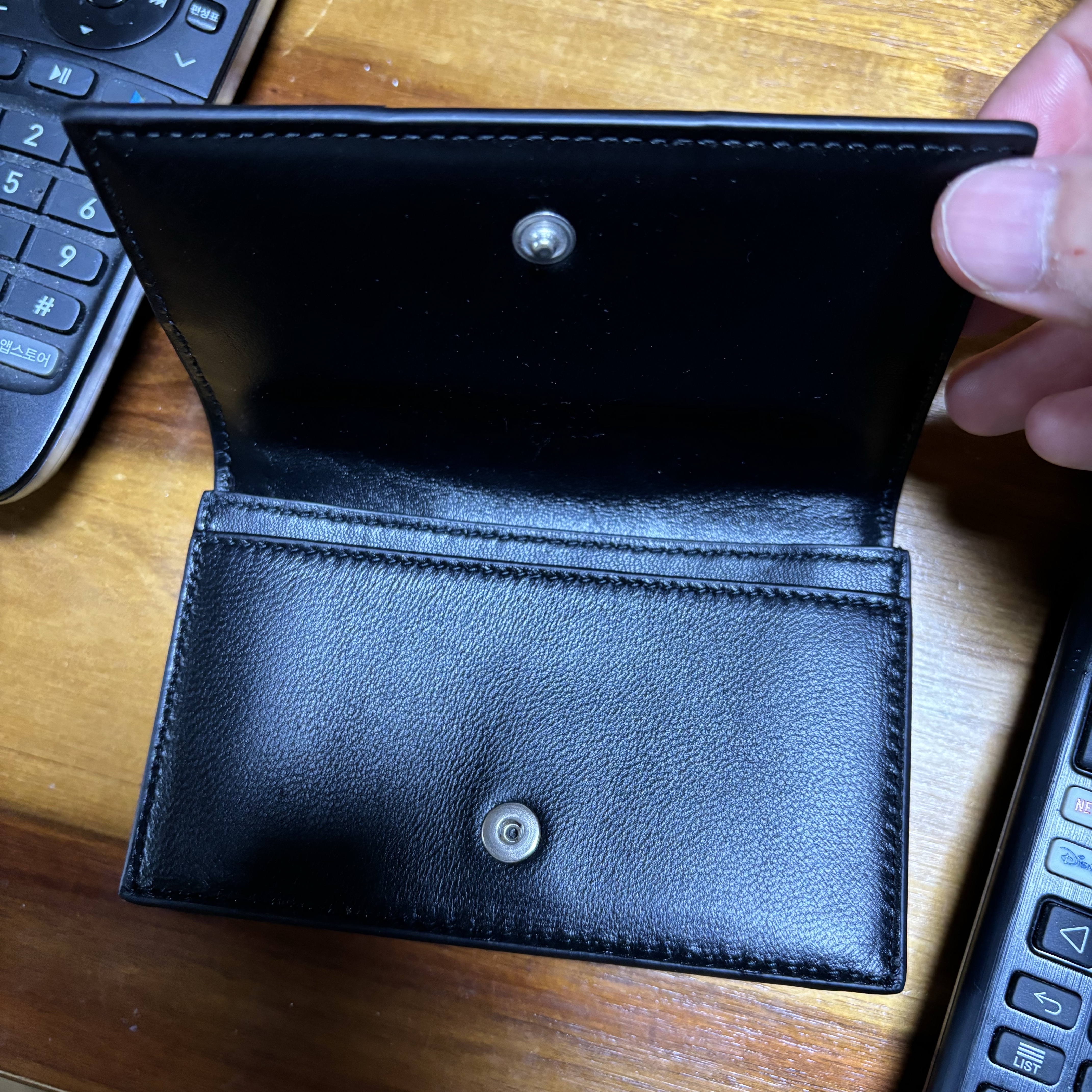 Bottega Veneta Cassette Business Card Case Black 착용 스타일 - 1