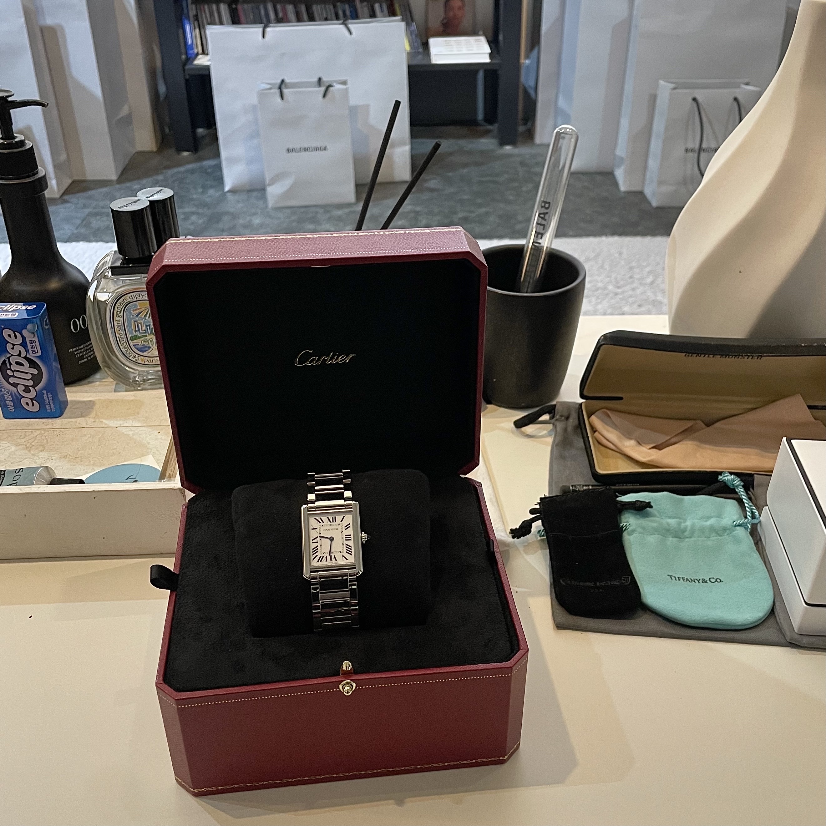 Cartier Tank Must Watch Large Quartz Steel Bracelet Steel, Chanel Coco Crush Ring Quilted Motif Mini & 18K White Gold 착용 스타일 - 2