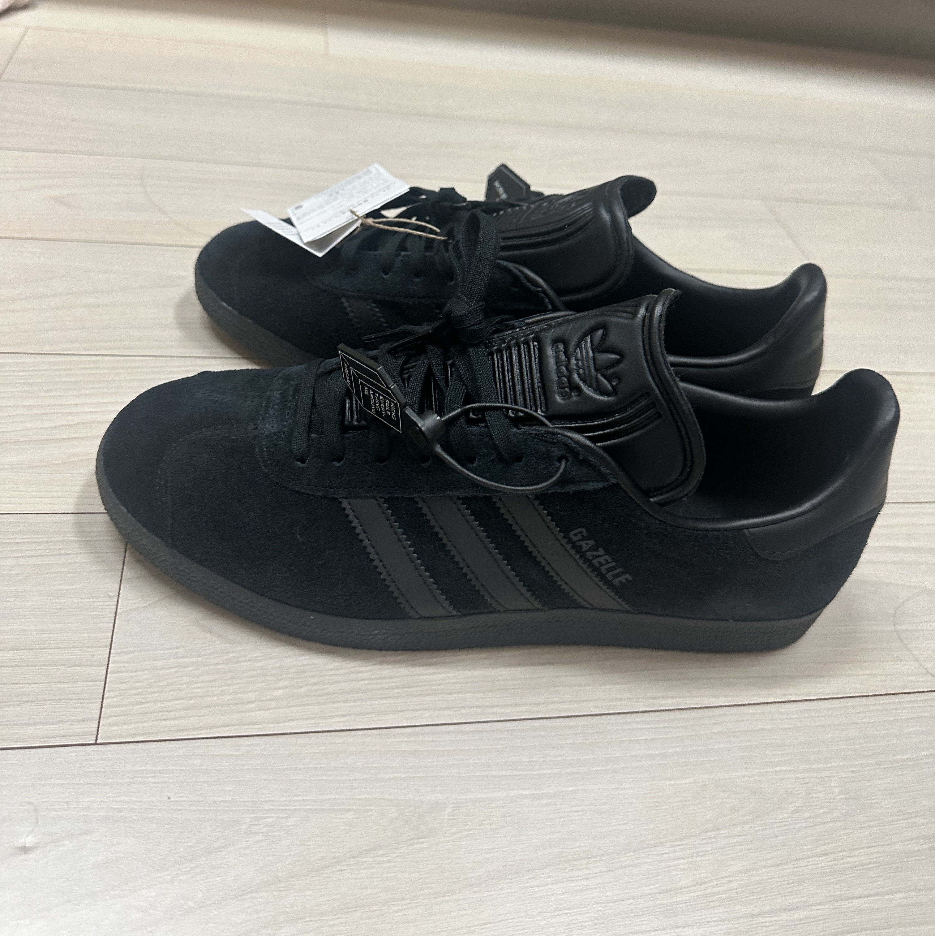 Adidas Gazelle Triple Black 착용 스타일