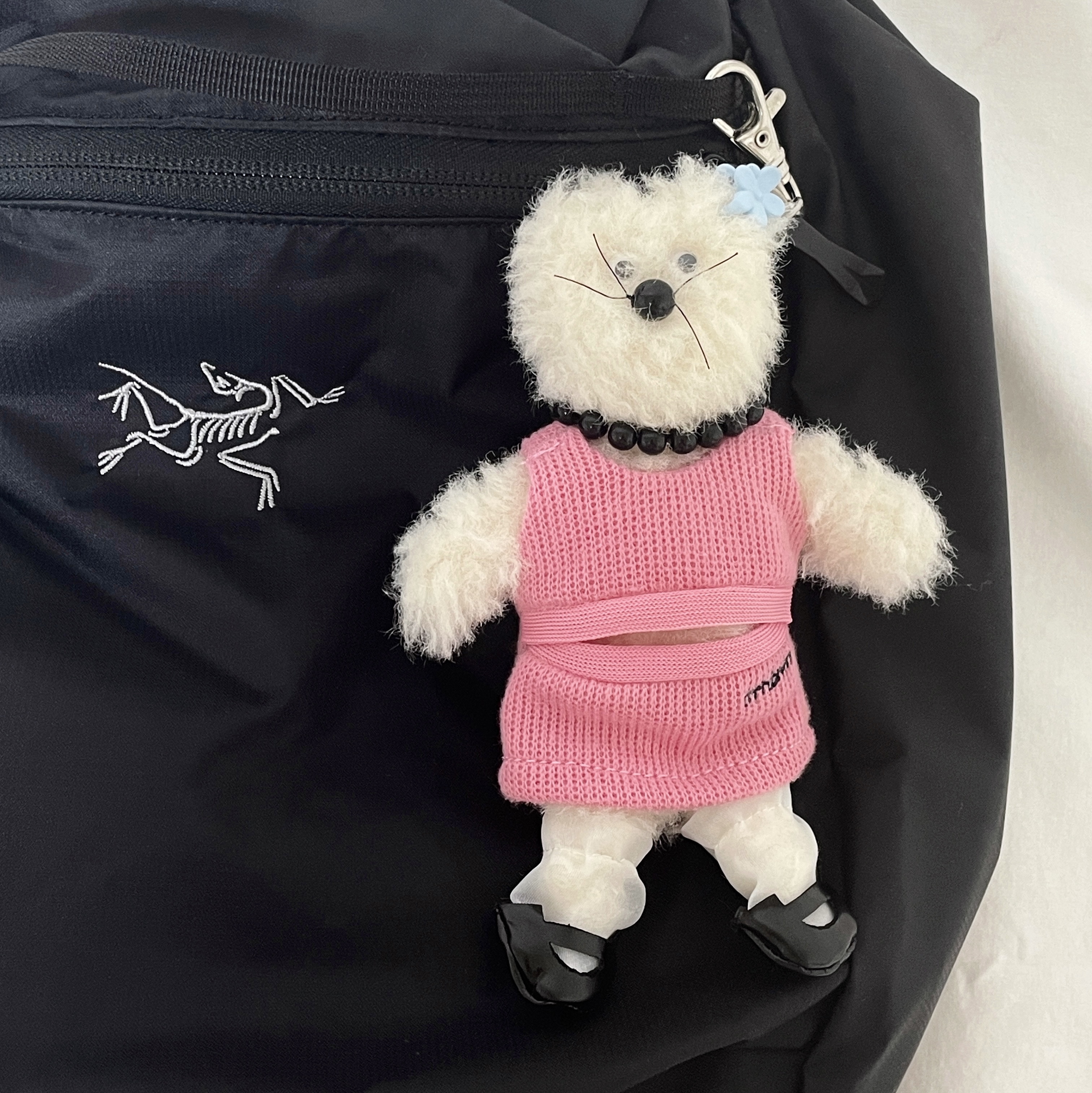 Arc'teryx Heliad 10 Backpack Black, Maison Margiela Keyring Wallet Black 착용 스타일 - 2