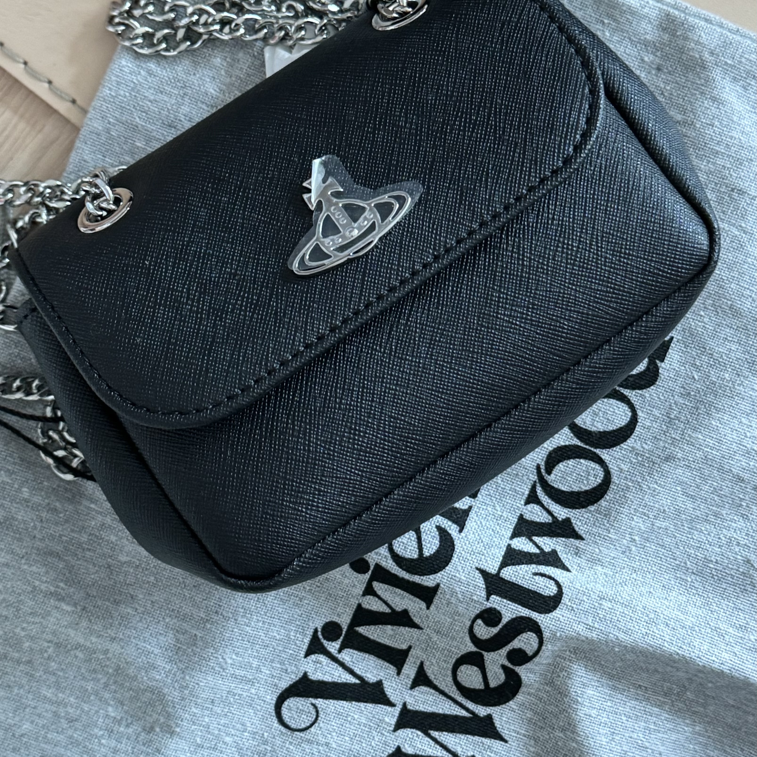 Vivienne Westwood Saffiano Biogreen Small Purse Cross Bag Black 착용 스타일
